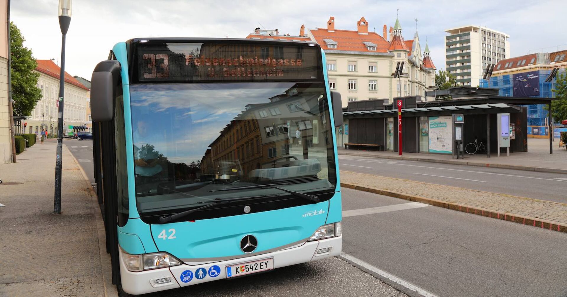 Ein Bus steht an einer Bushaltestelle in Klagenfurt.
