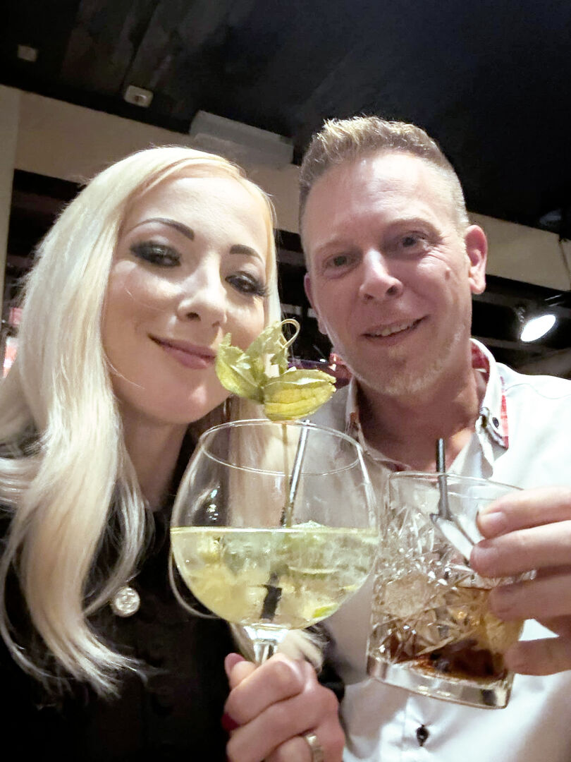 Mann und Frau mit Drinks.