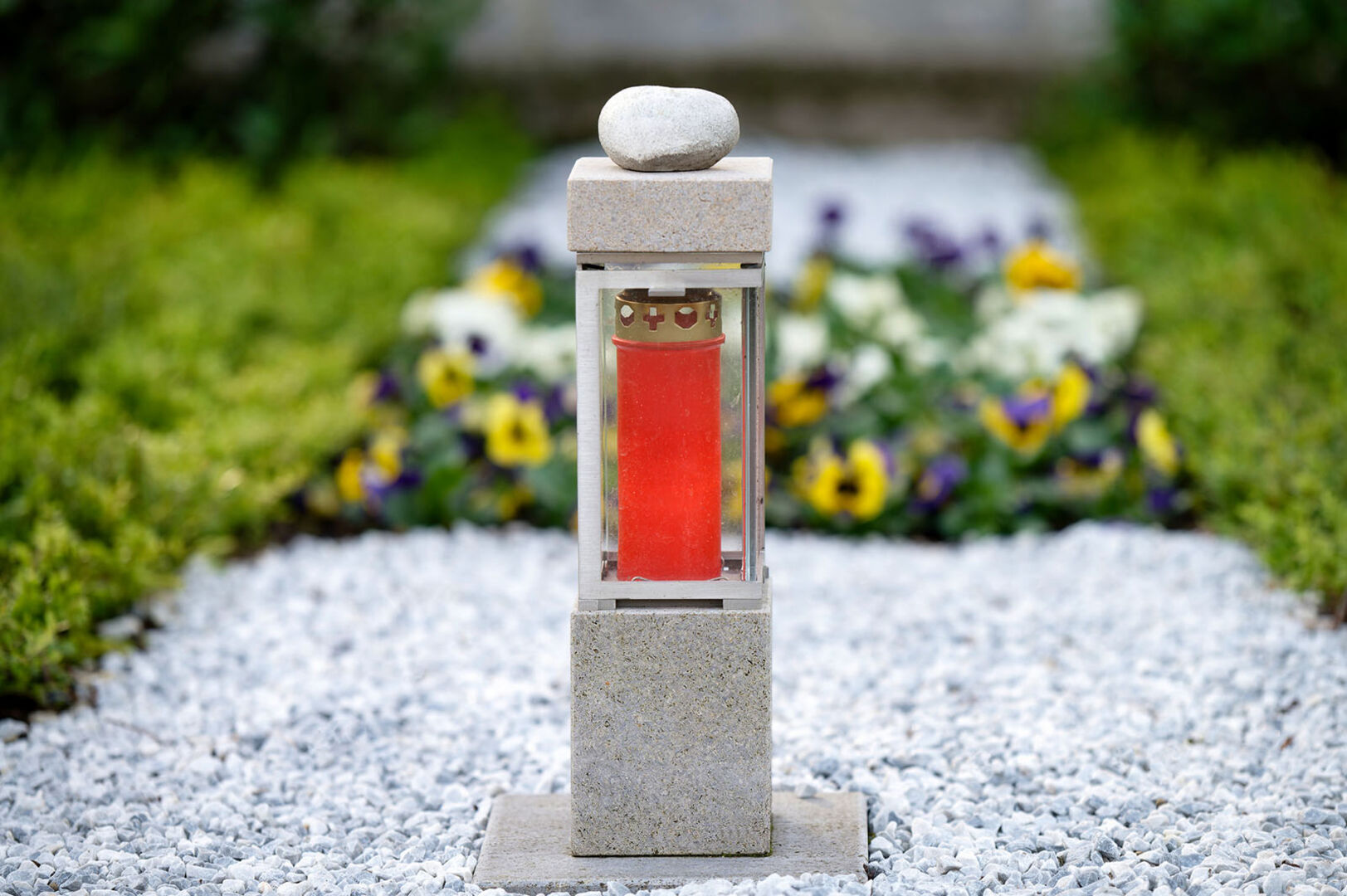 Grab mit Kies und Kerze | Credit: iStock.com/Gerd Harder