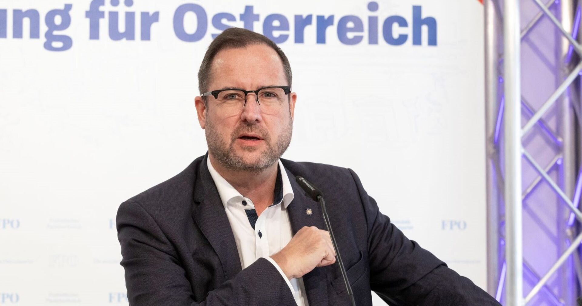 FPÖ-Generalsekretär Christian Hafenecker rückt gegen Nehammer aus.