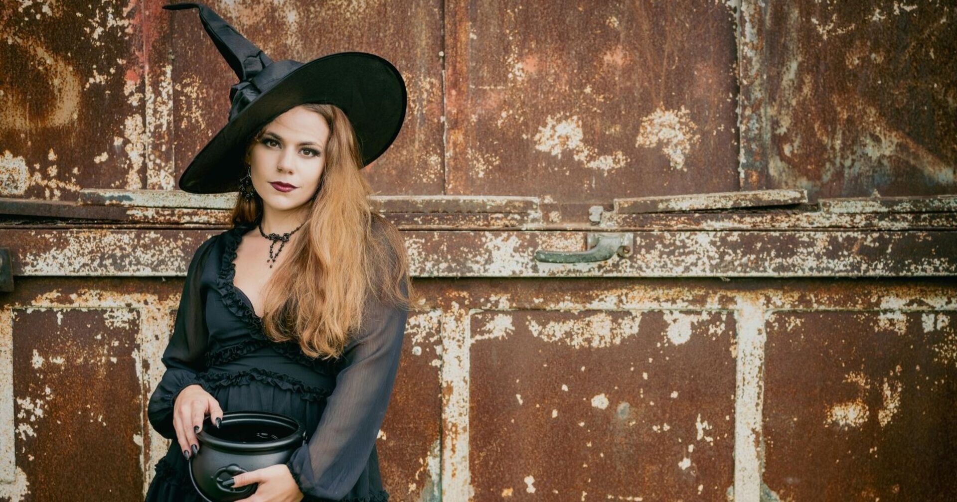 Frau als Hexe verkleidet