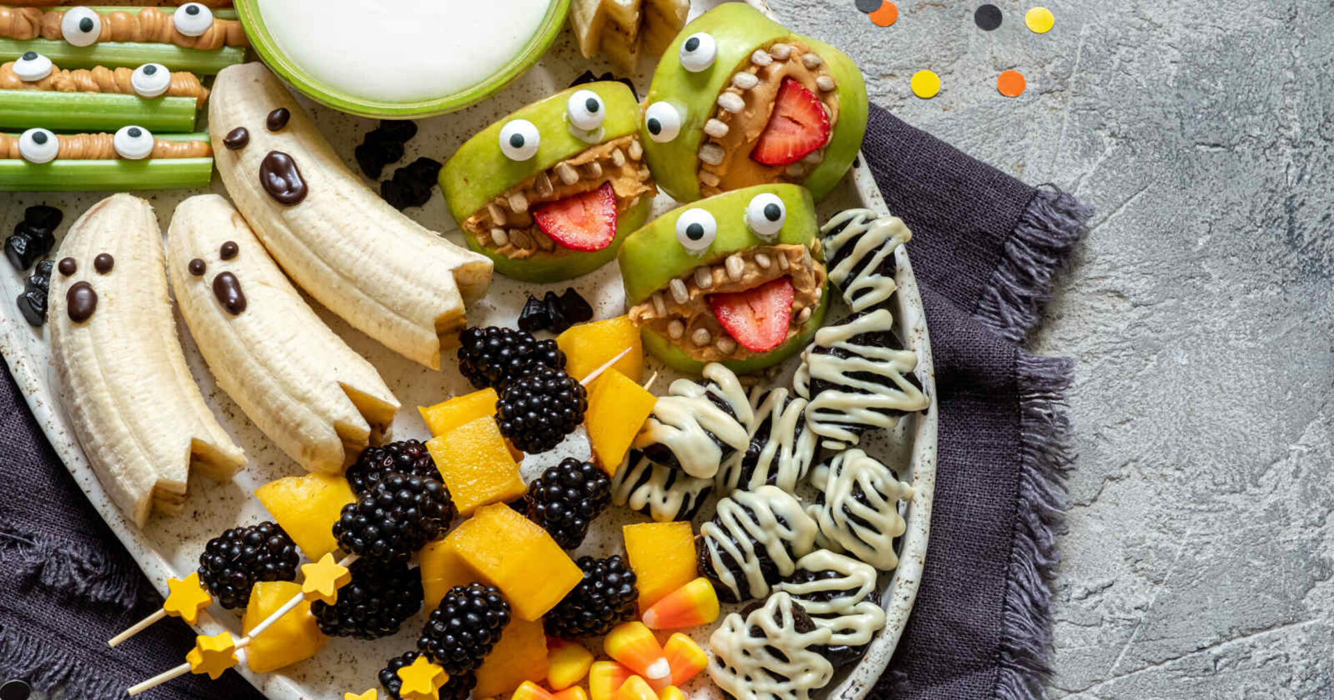 Mehrere gruselige Halloween-Snacks auf einem Teller