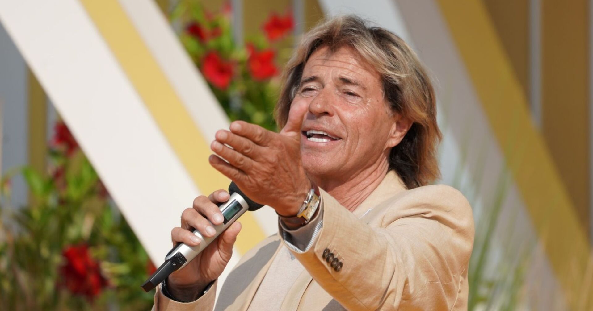 Hansi Hinterseer singt ins Mikrophon