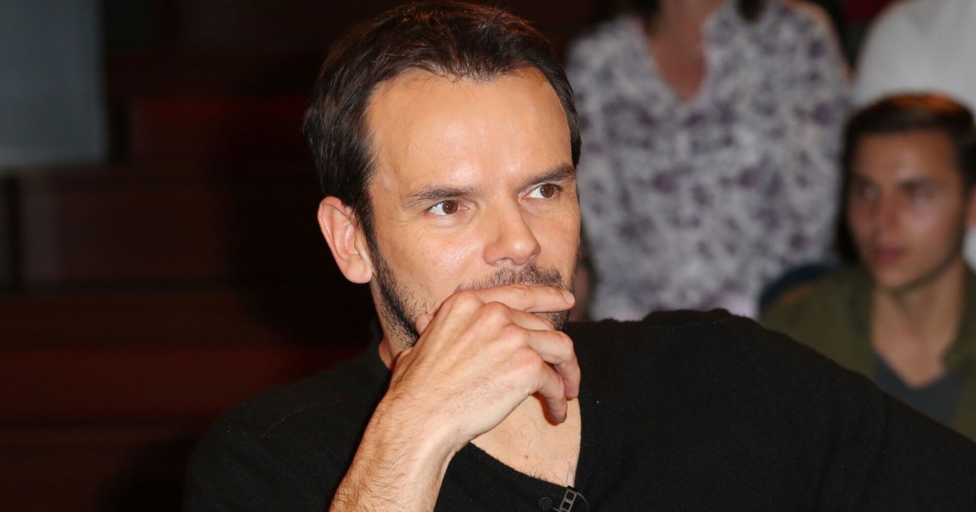 Steffen Henssler blickt nachdenklich zur Seite.