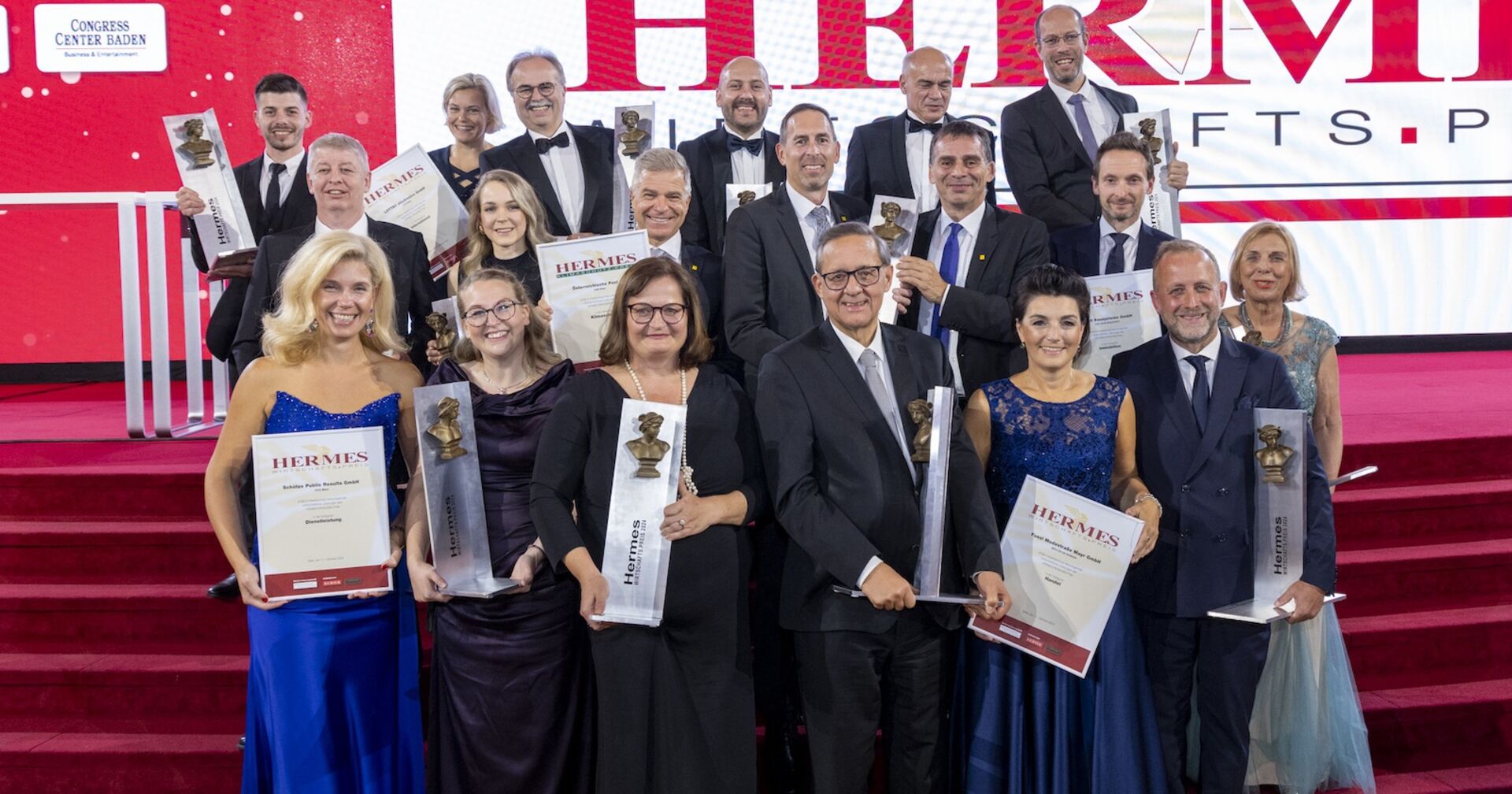 Die Hermes-Preisträger mit ihren Trophäen