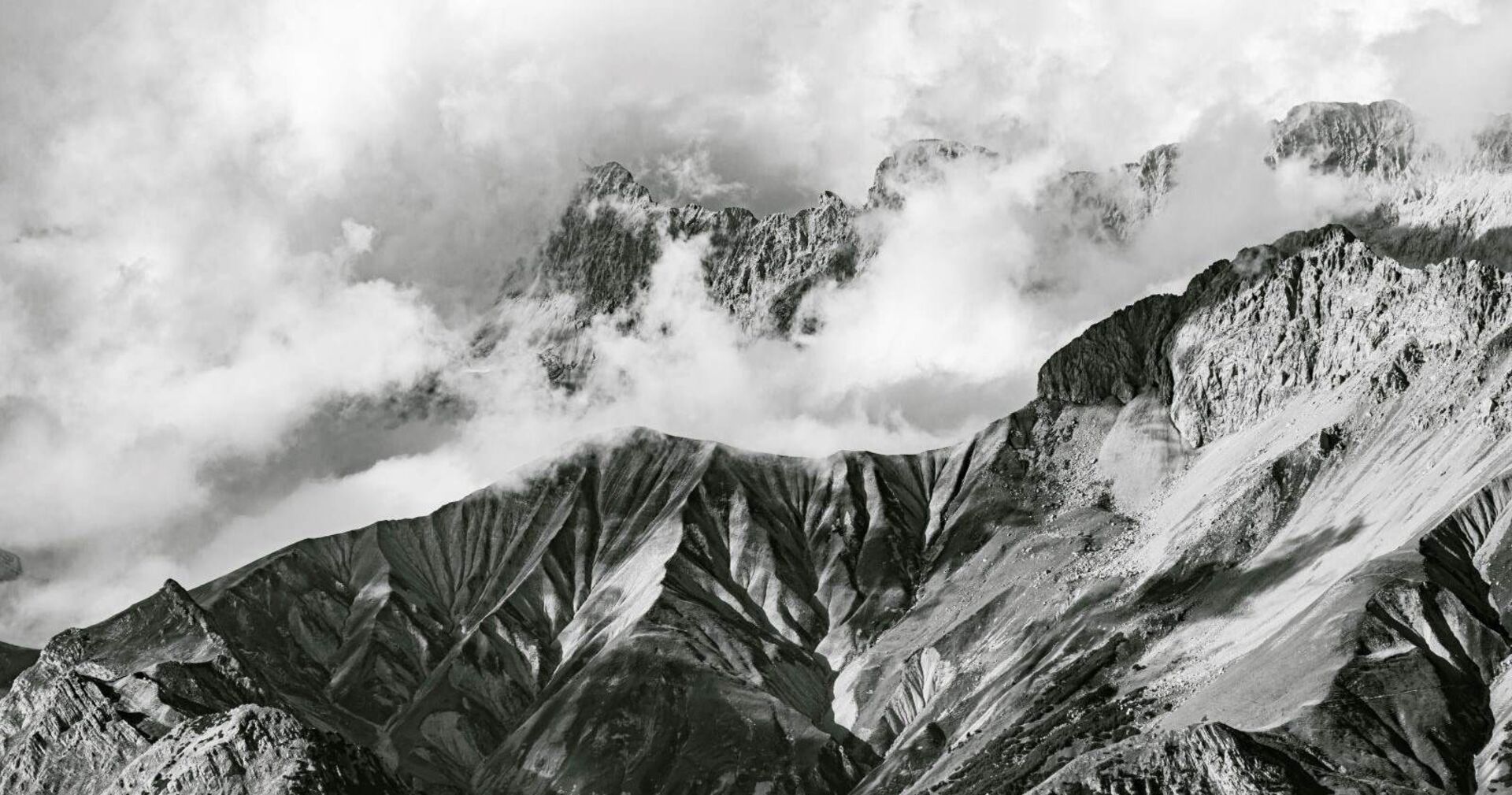 Düsteres Bergpanorama von der Hohen Munde aus.
