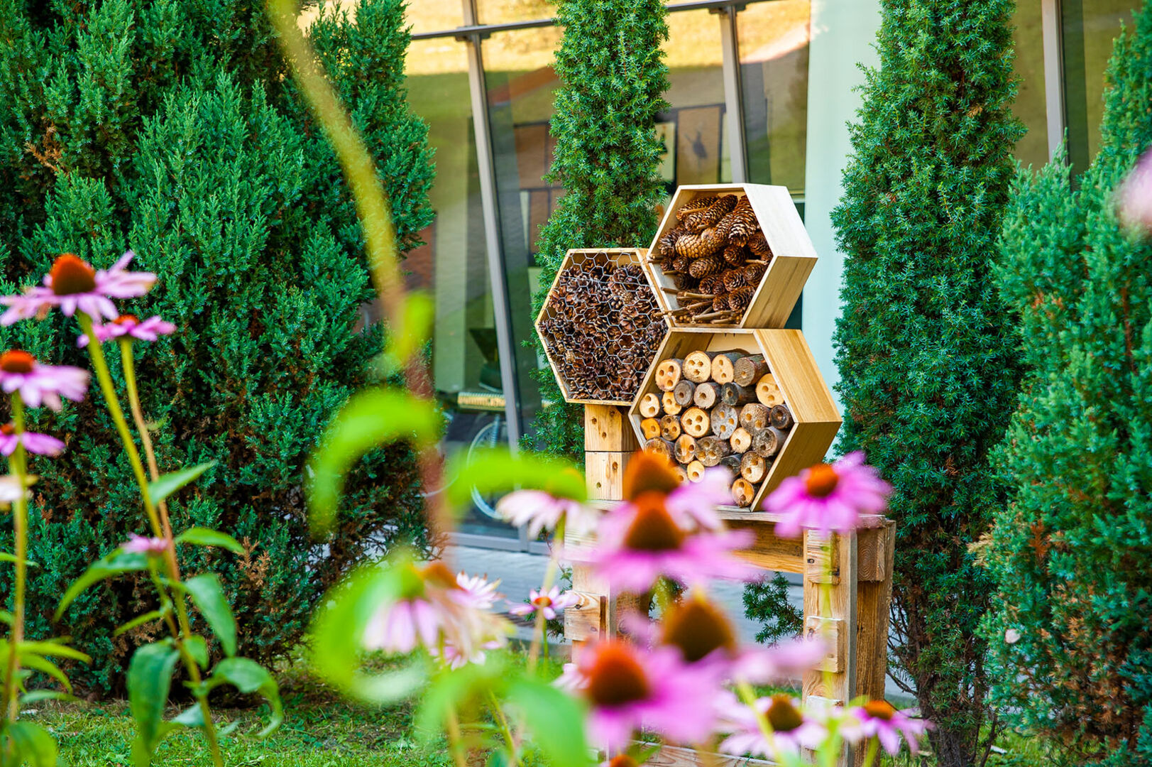 Insektenhotel im Garten | Credit: iStock.com/dies-irae