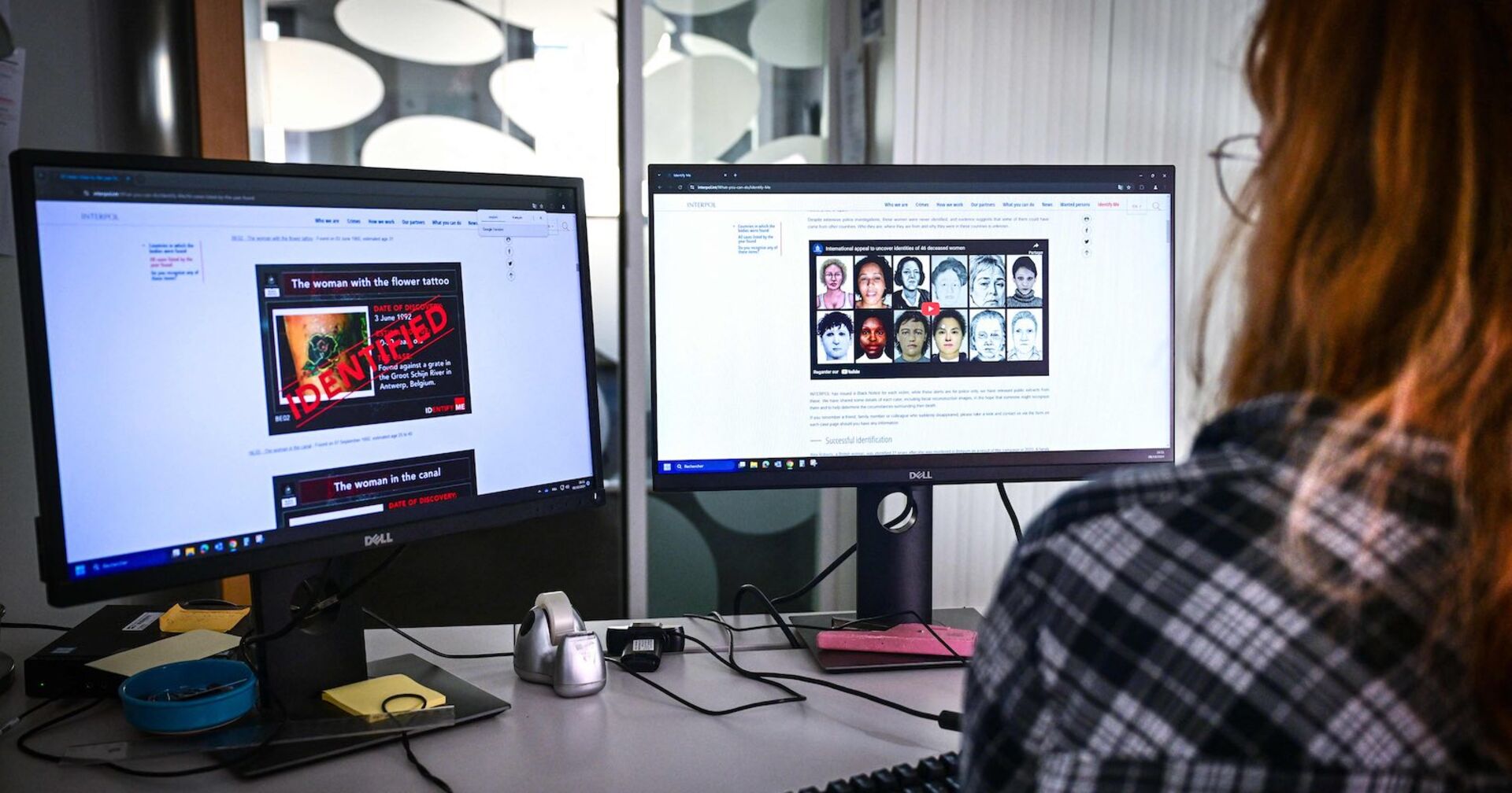 Eine Beamten sitzt vor den ungelösten Fällen.