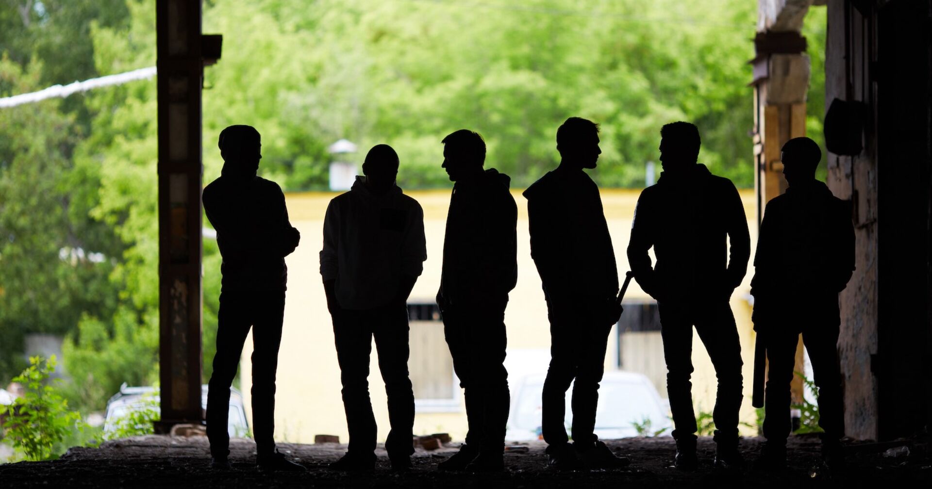 Junge Burschen im Schatten.