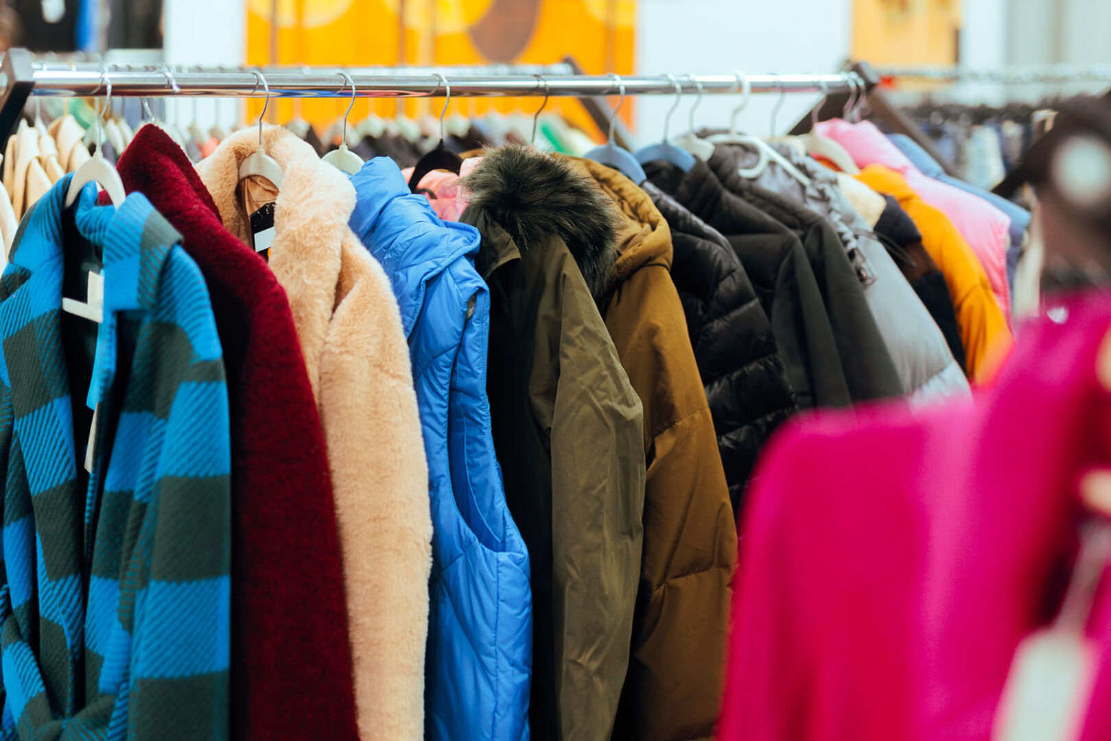 Jacken auf einer Kleiderstange | Credit: iStock.com/nicoletaionescu