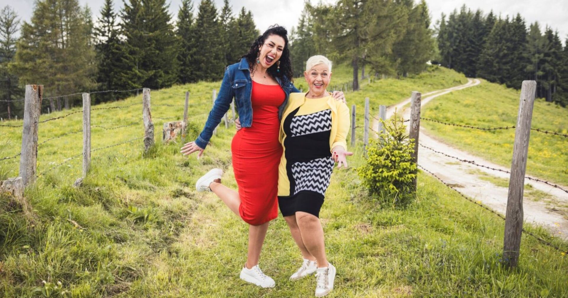 Jazz Gitti posiert mit Carmen auf einer Wiese.