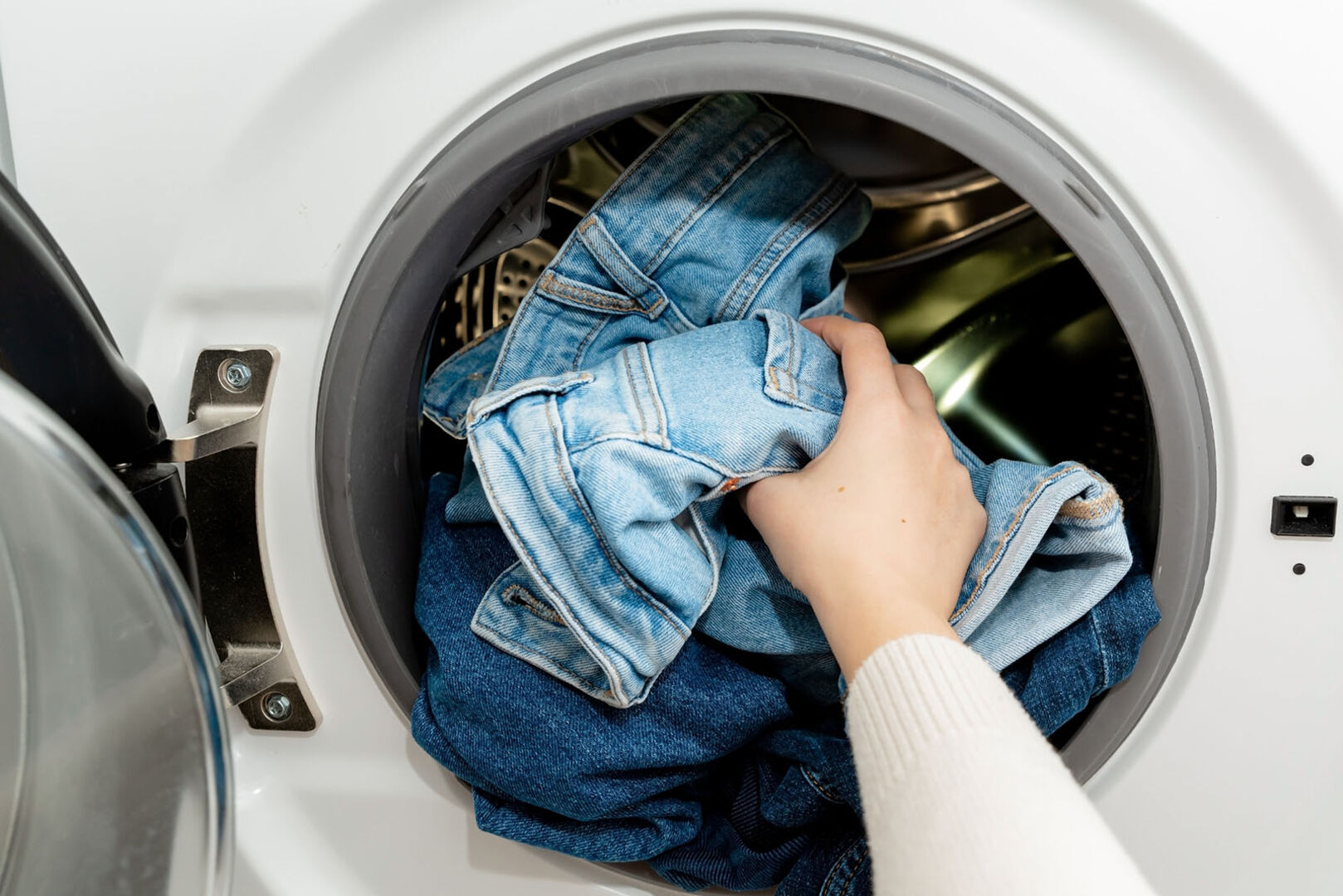 Jeans in der Waschmaschine | Credit: iStock.com/Damian Lugowski