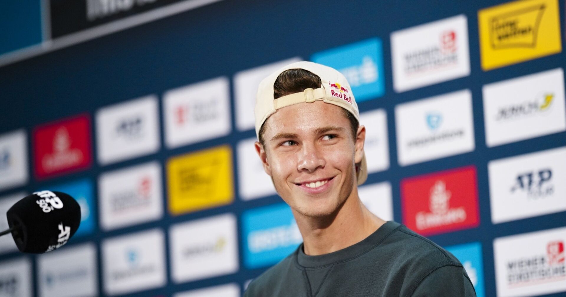Joel Schwärzler auf einer Pressekonferenz zu den Erste Bank Open