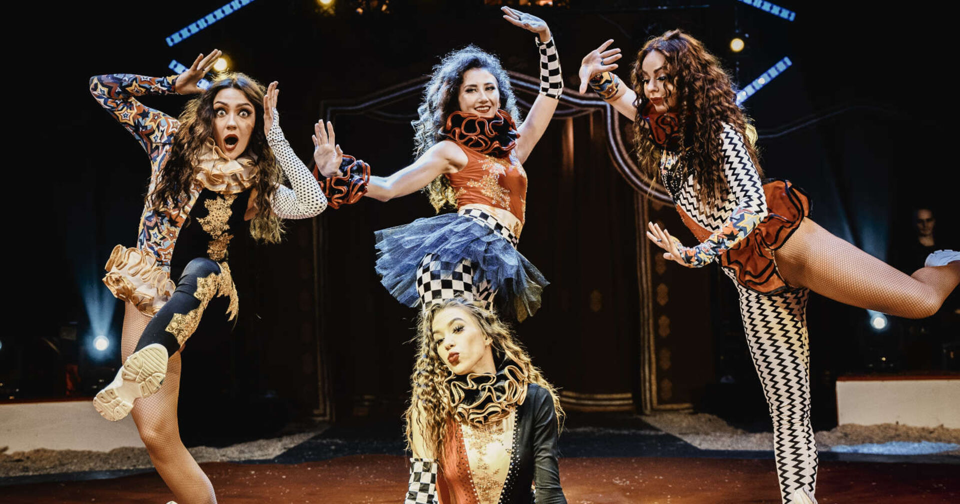 Frauen posieren vor der Kamera