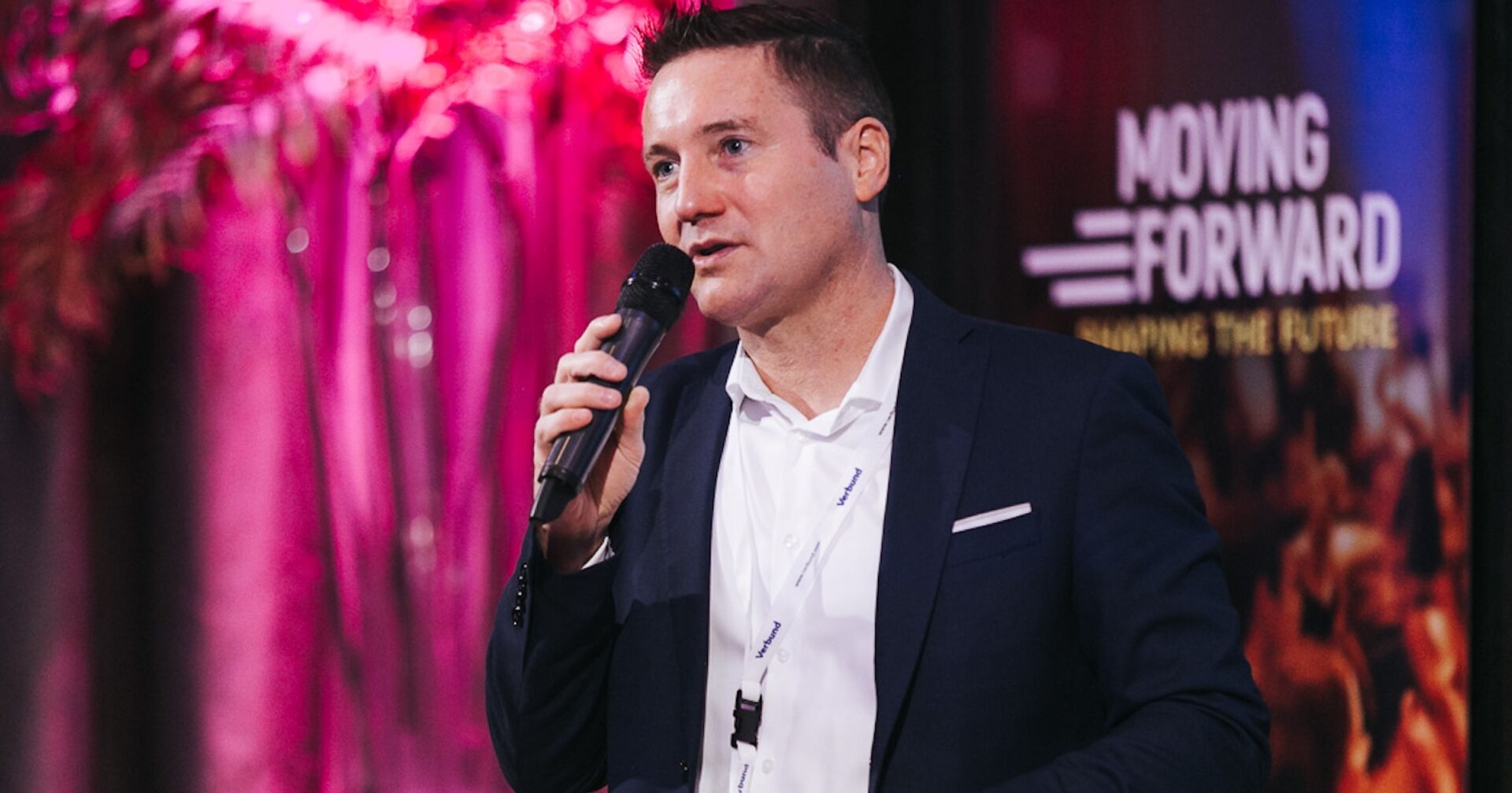 Josef Mantl mit einem Mikofon