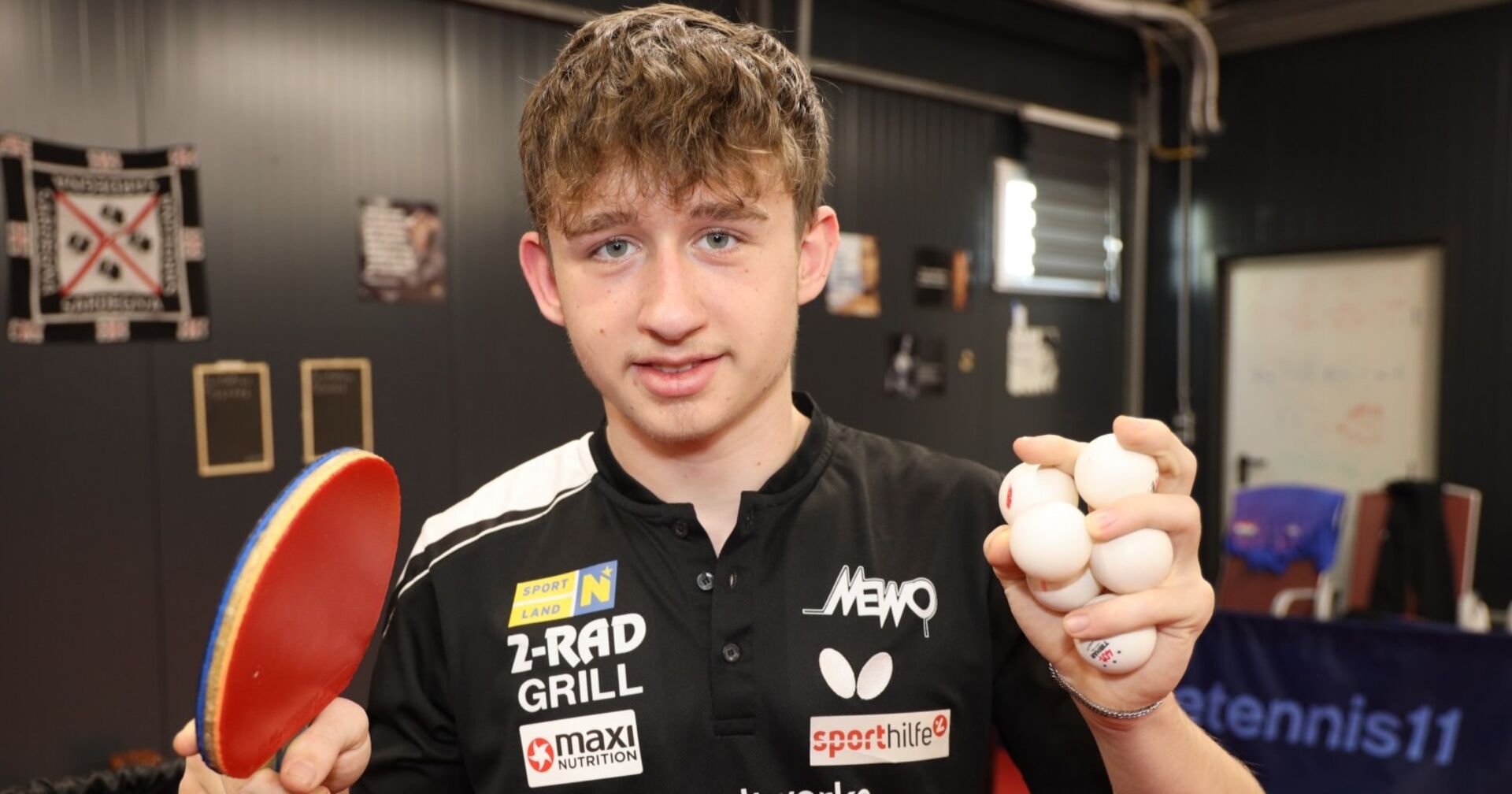 Julian Rzihauschek mit Schläger und Bällen