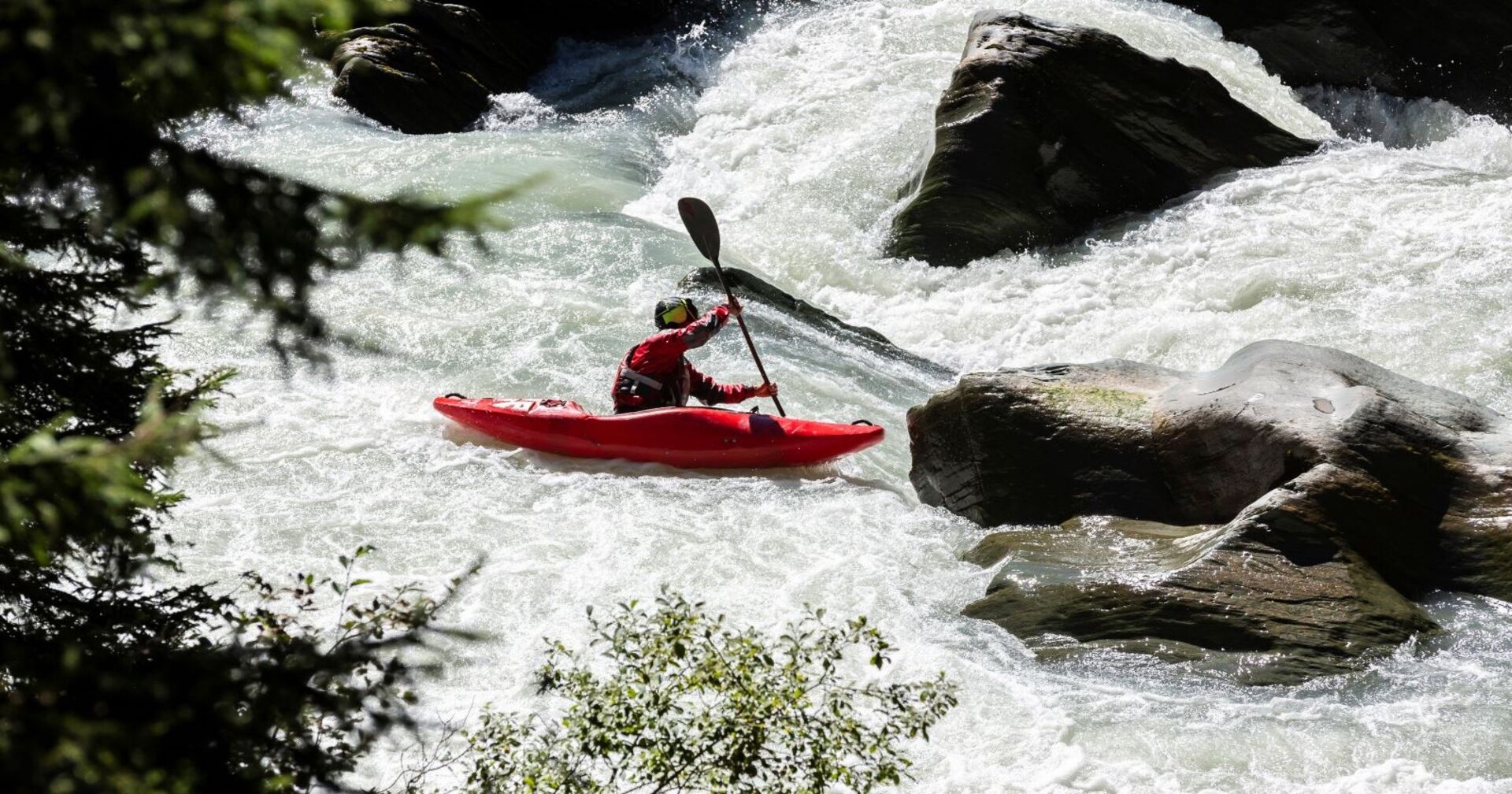 Ein Kajakfahrer auf einem Wildwasserfluss.