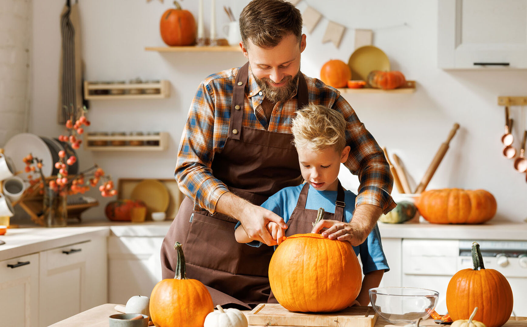 Vater und Sohn basteln mit Kürbis | Credit: iStock.com/evgenyatamanenko