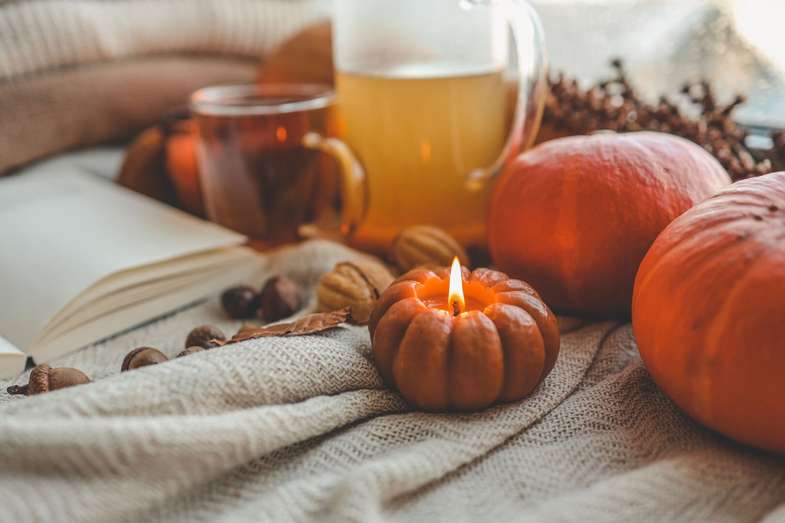 Kürbis mit Teelicht | Credit: iStock.com/Bohdan Bevz