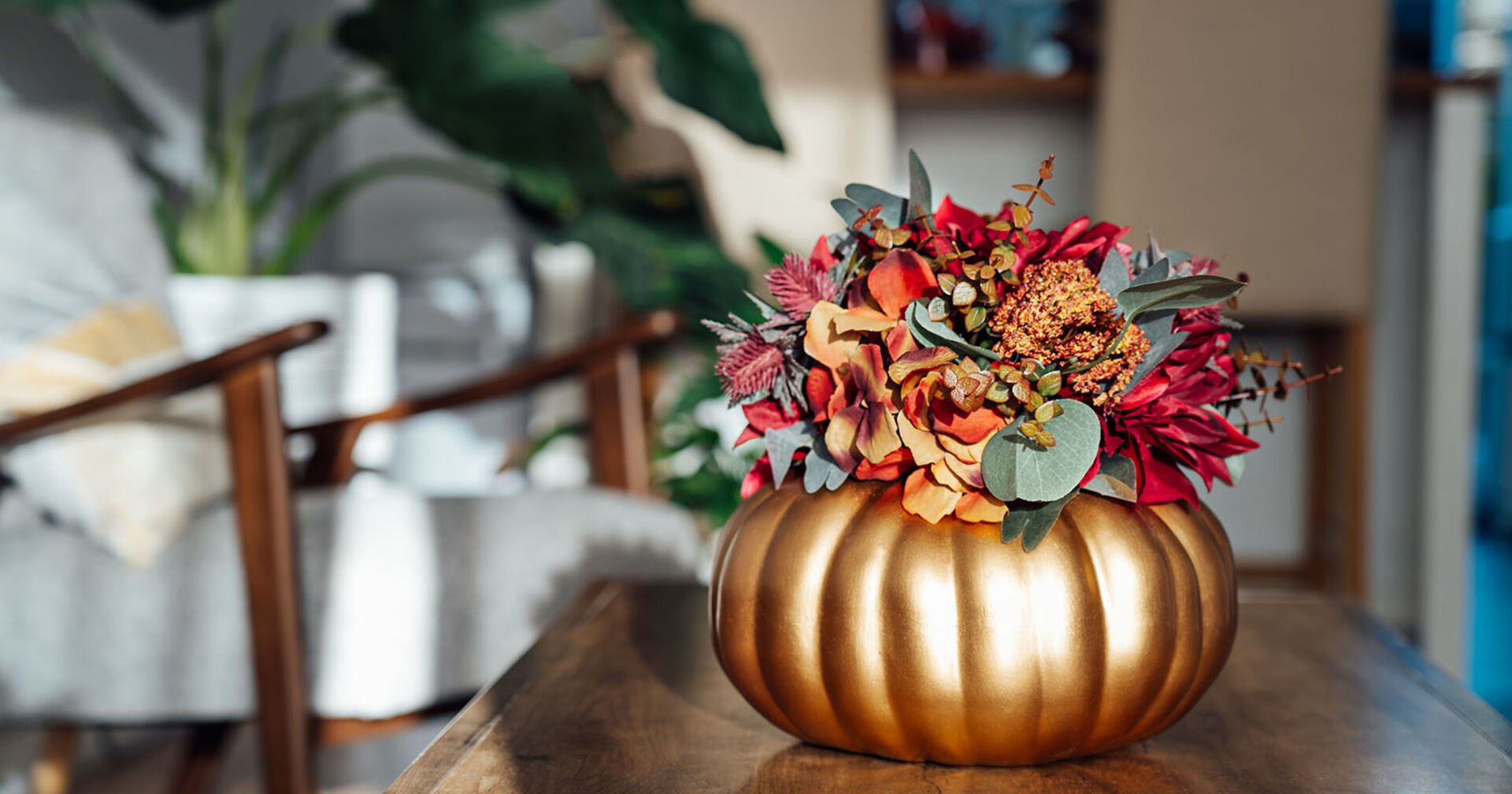 Kürbis-Vase steht auf einem Tisch | Credit: iStock.com/OKrasyuk