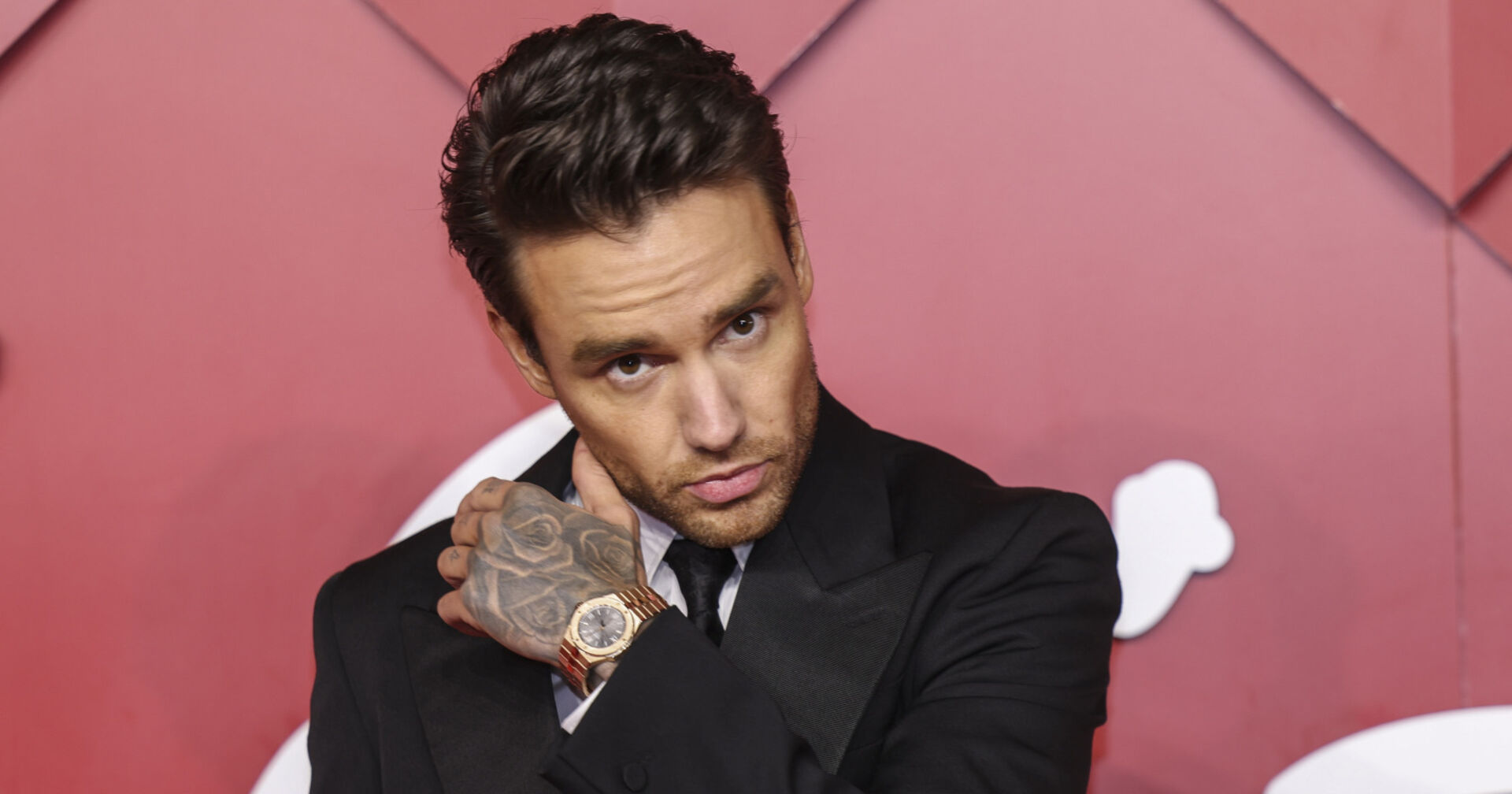 Mann im Anzug greift sich an den Nacken