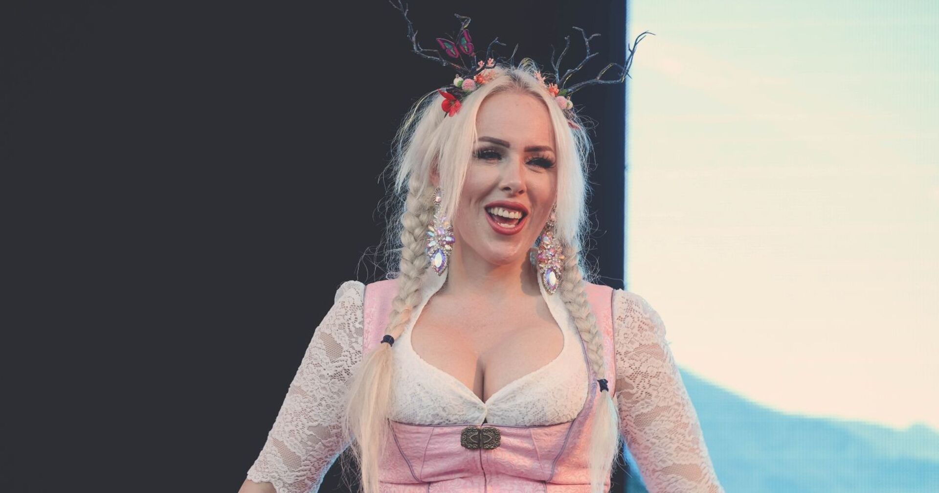 Lydia Kelovitz im Dirndl.