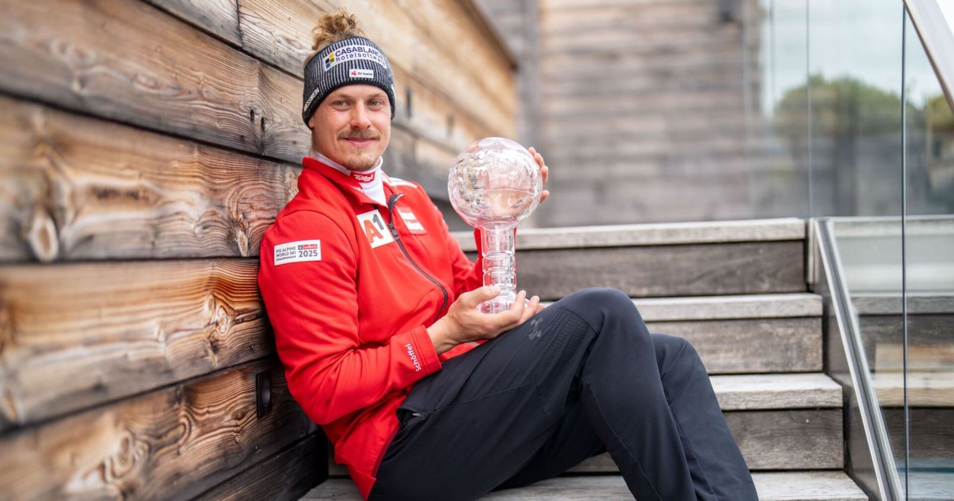 Manuel Feller mit seiner Kristallkugel