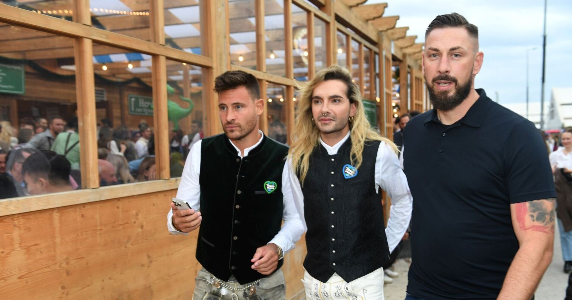 Marc Eggers und Bill Kaulitz gehen nebeneinander