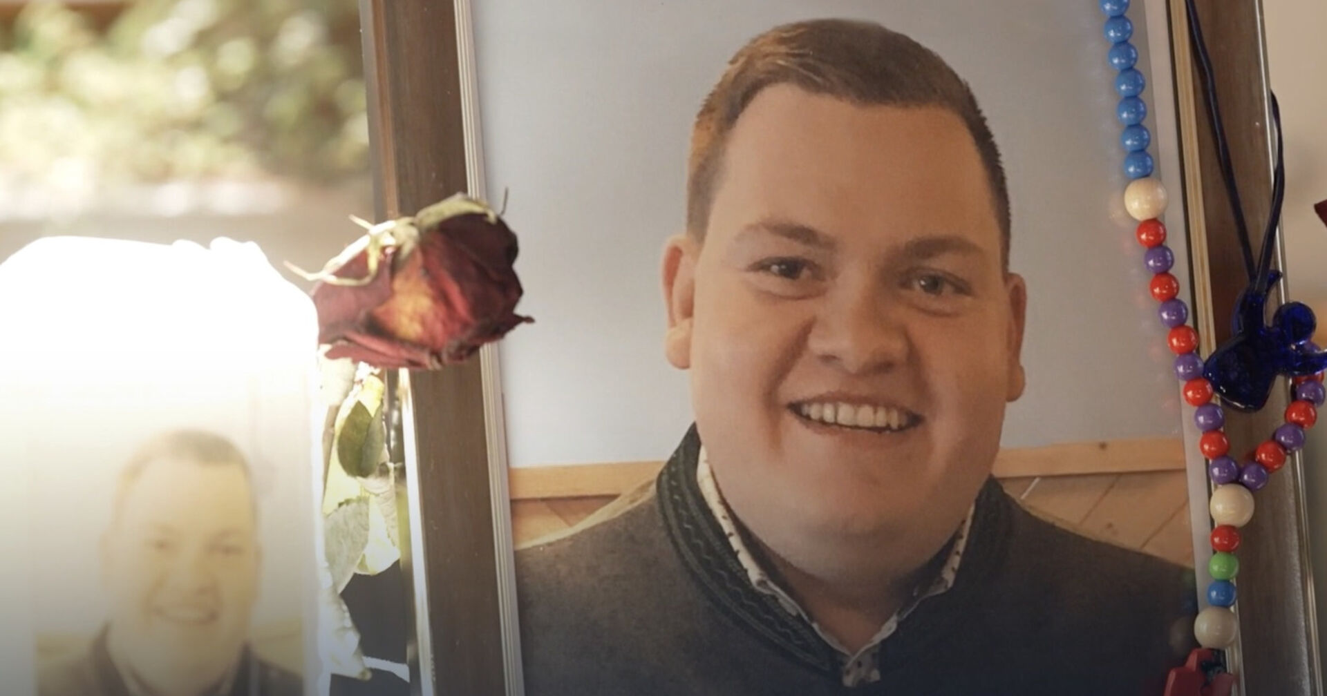 Gedenkfoto an einen jungen verstorbenen Mann