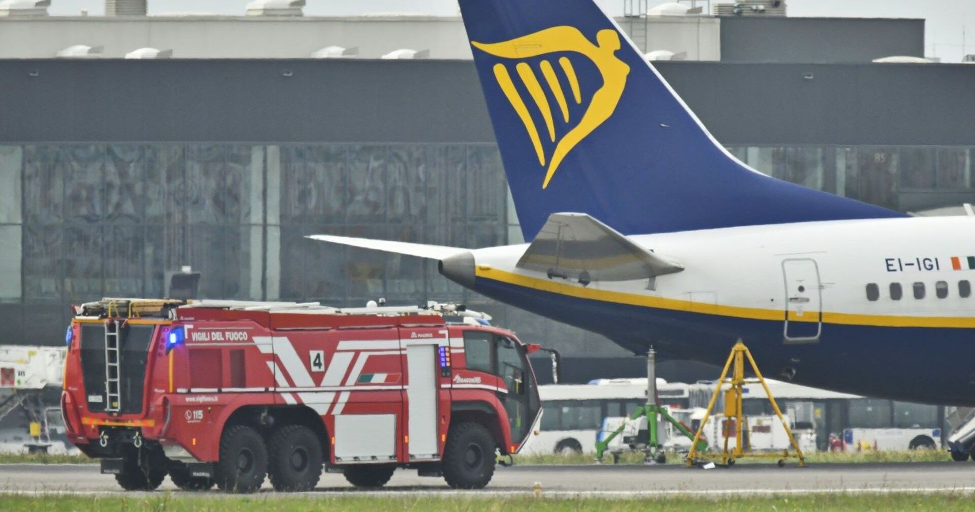 Ein Feuerwehrauto fährt zu einer Ryanair-Maschine.