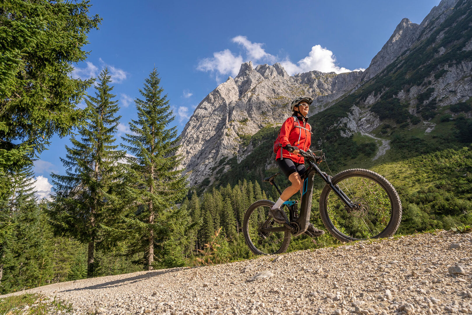 Frau auf Bike am Berg | Credit: iStock.com/Uwe Moser