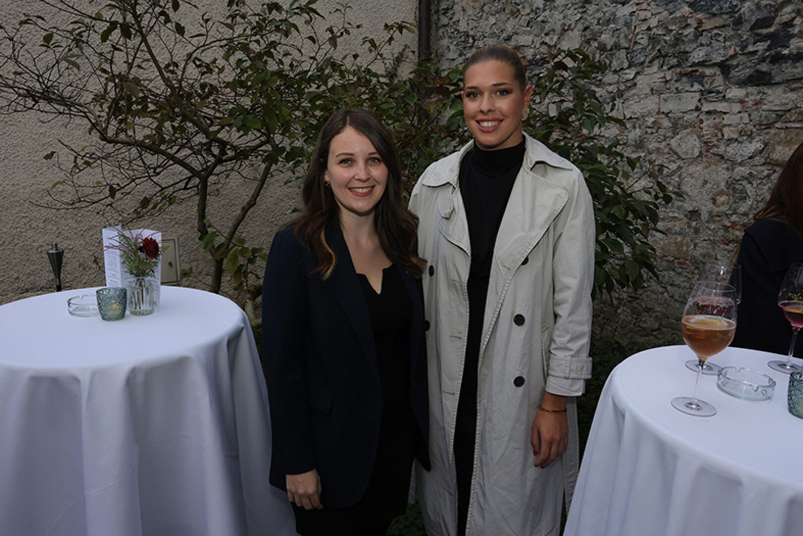 Eileen Kriss und Nadja Suhoujic (v. li.)