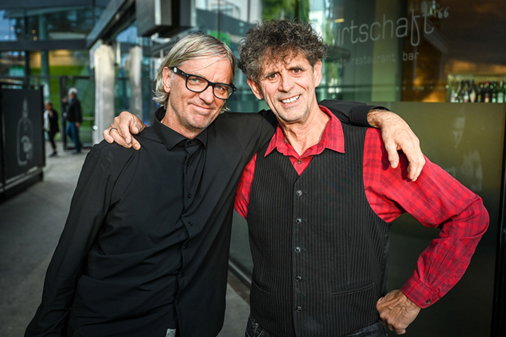 WIRTSCHAFT DORNBIRN: Gastgeber Wolfgang Preuss mit Künstler Axel Pätz (v. li.).