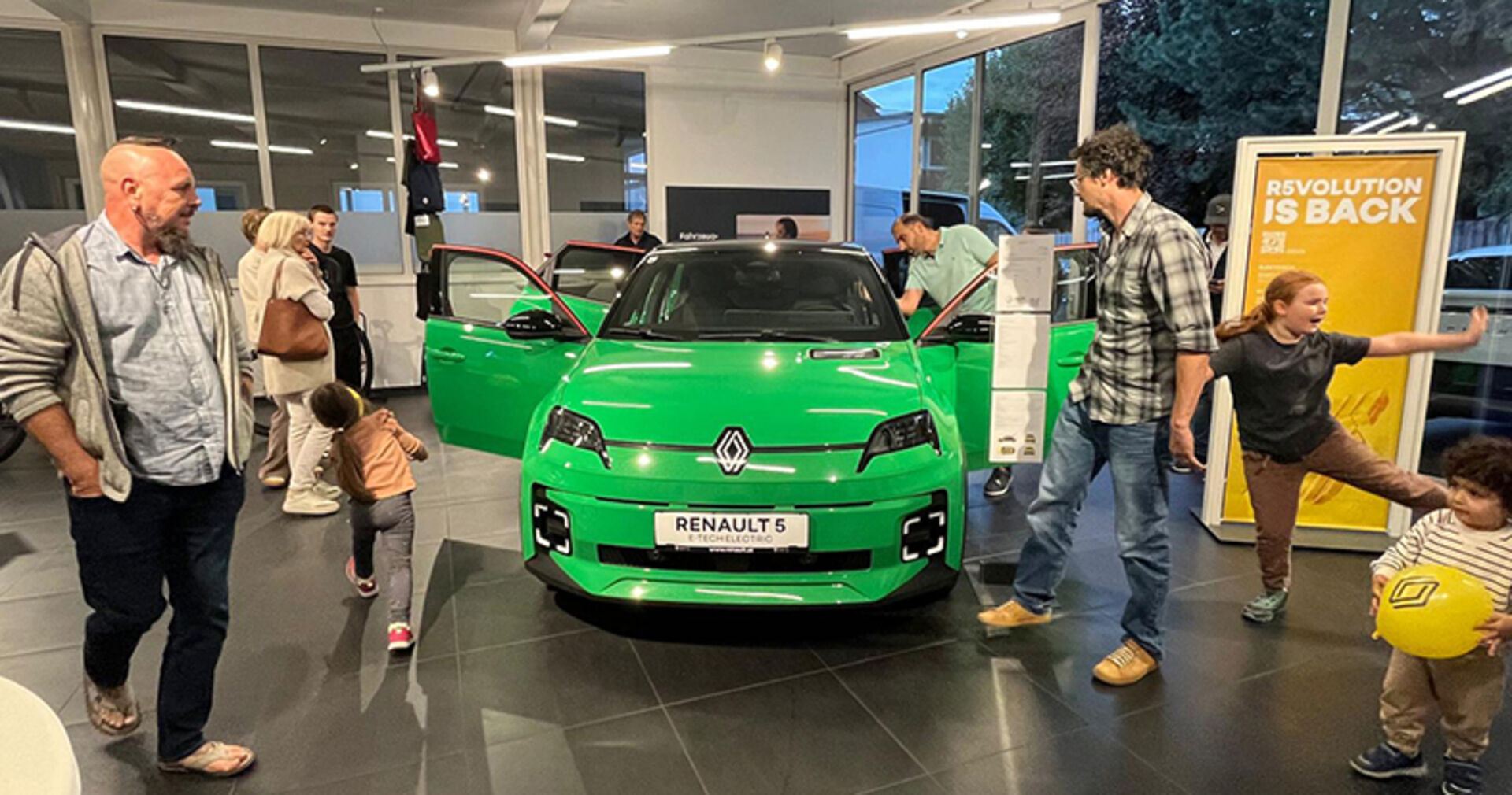 Einfach cool: Leistungsstarker 52 kWh-Akku, Reichweite bis 420 km, 150 PS, im legendären R5 Retro- Design.