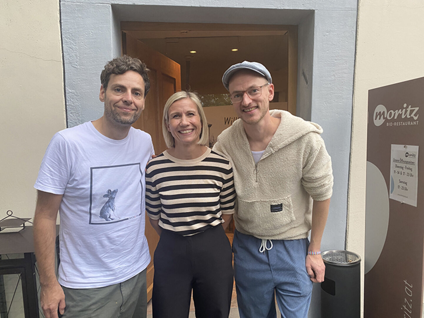 MORITZ BIO-RESTAURANT HOHENEMS: Künstler Simon (li.) und Jan (re.) mit Gastgeberin und Inhaberin Stefanie Brugger.