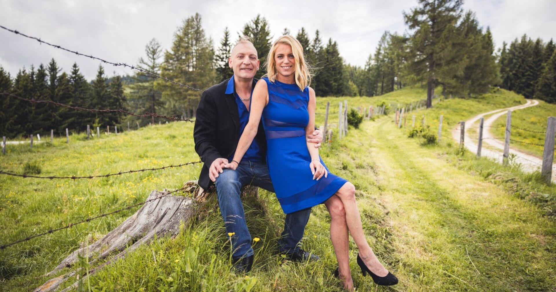 Natascha sitzt auf Speckis Schoß