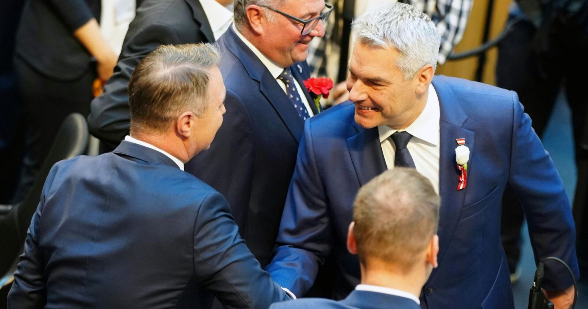 Babler und Nehammer im Parlament