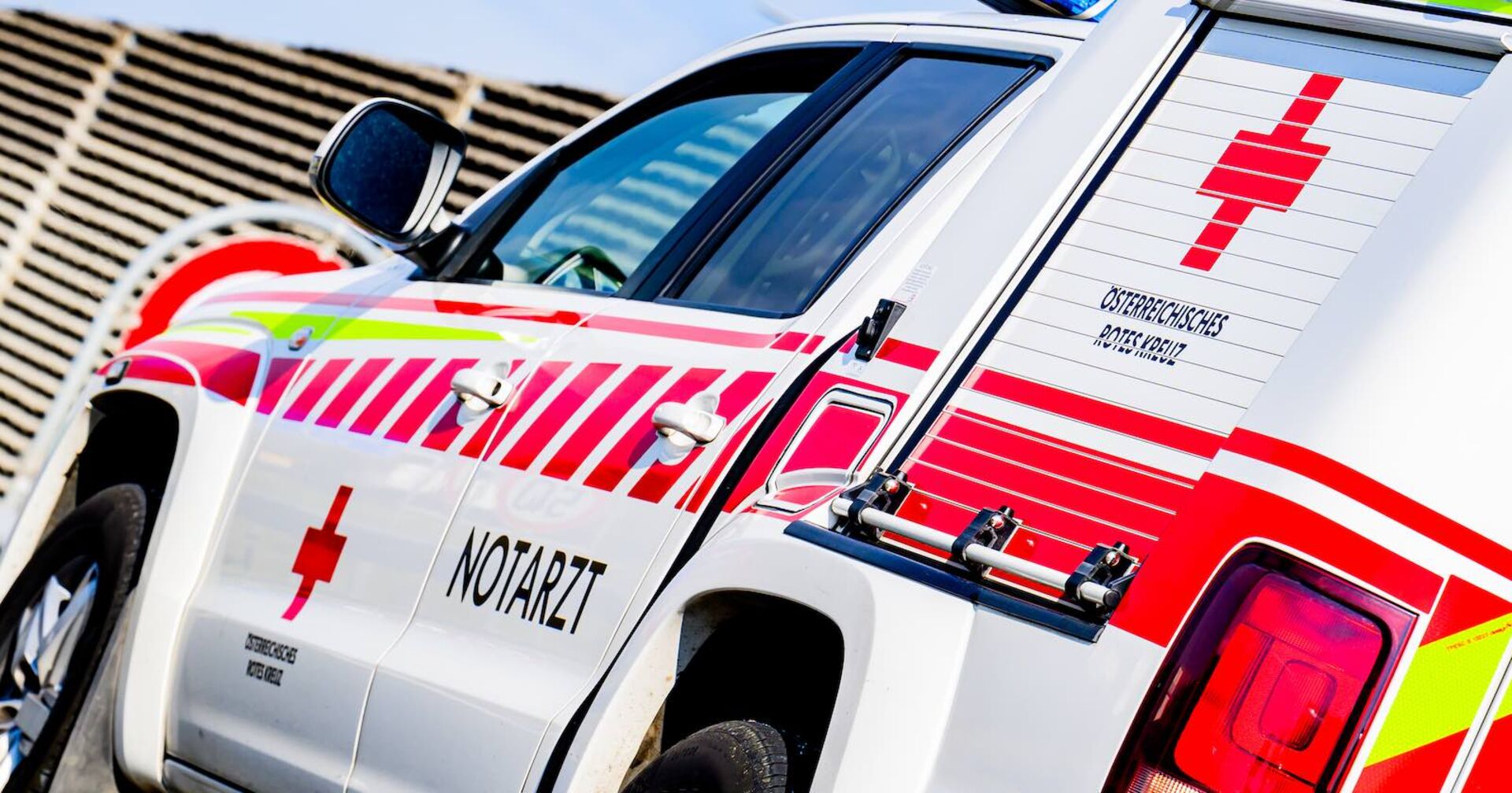 Seitenansicht eines Notarztwagens.