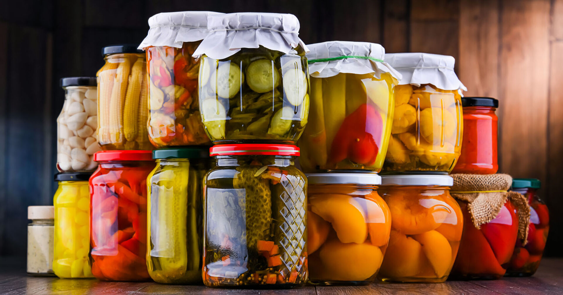 Obst und Gemüse in Gläsern | Credit: iStock.com/monticelllo