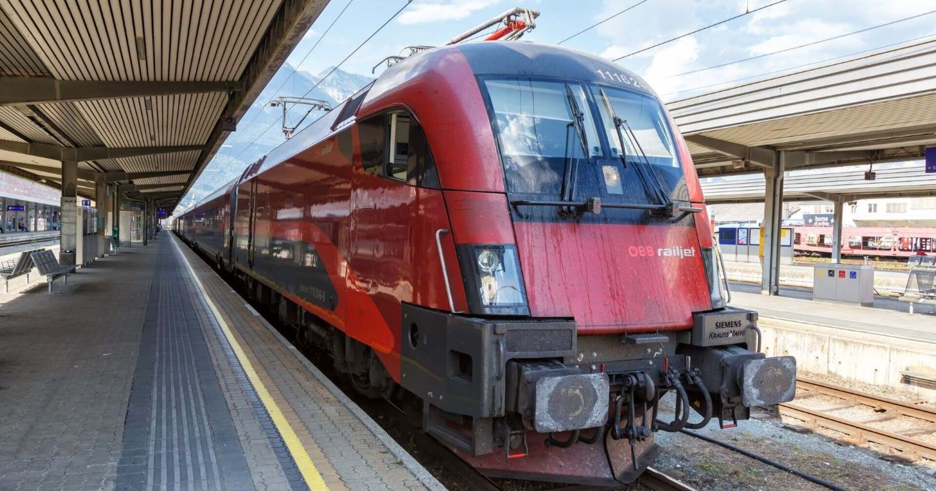 Ein ÖBB-Zug in einem Bahnhof.