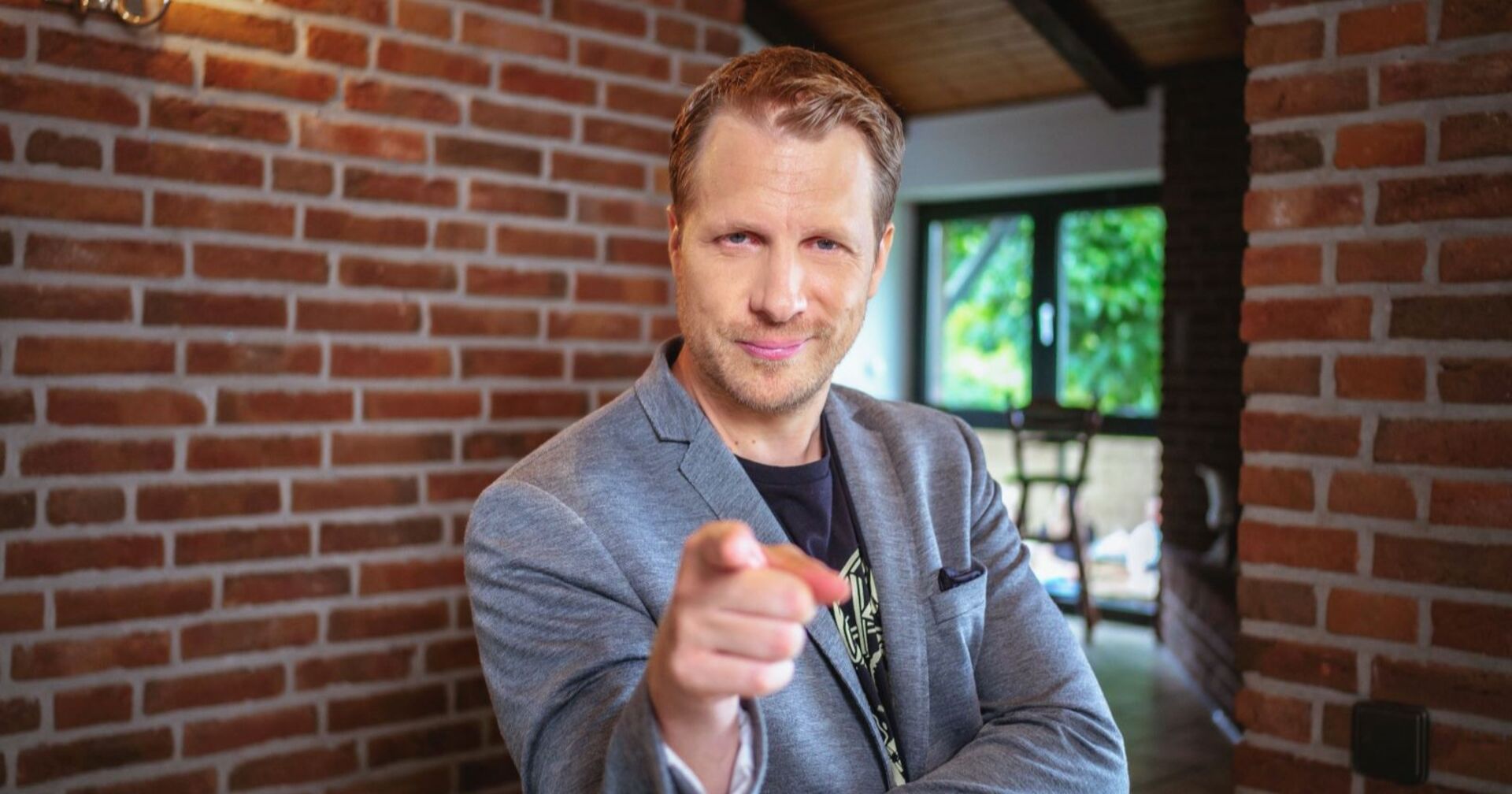 Oliver Pocher zeigt in die Kamera.