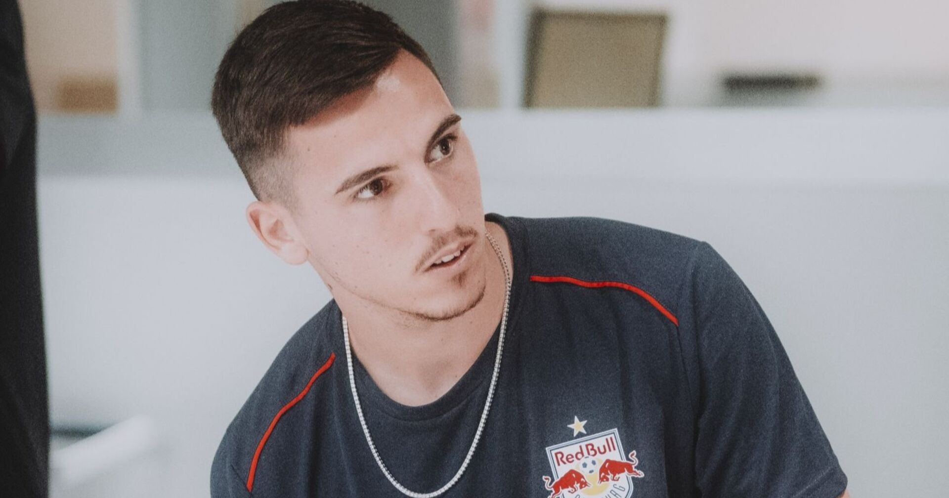 Oscar Gloukh am Flughafen