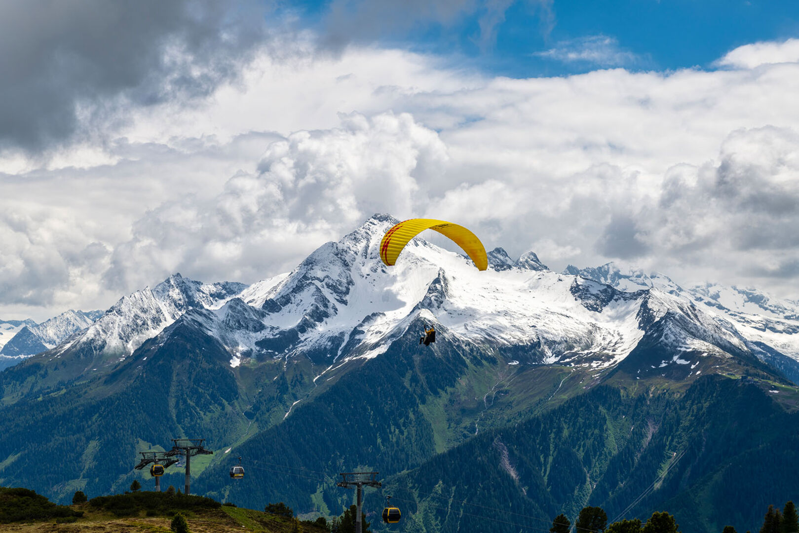 Paraglider Österreich | Crdit: iStock.com/asmithers