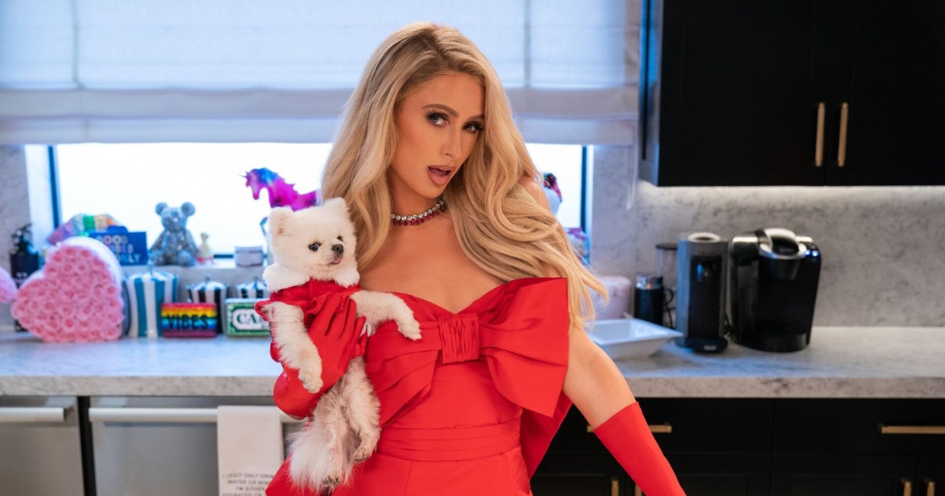 Paris Hilton hält ihren Hund.