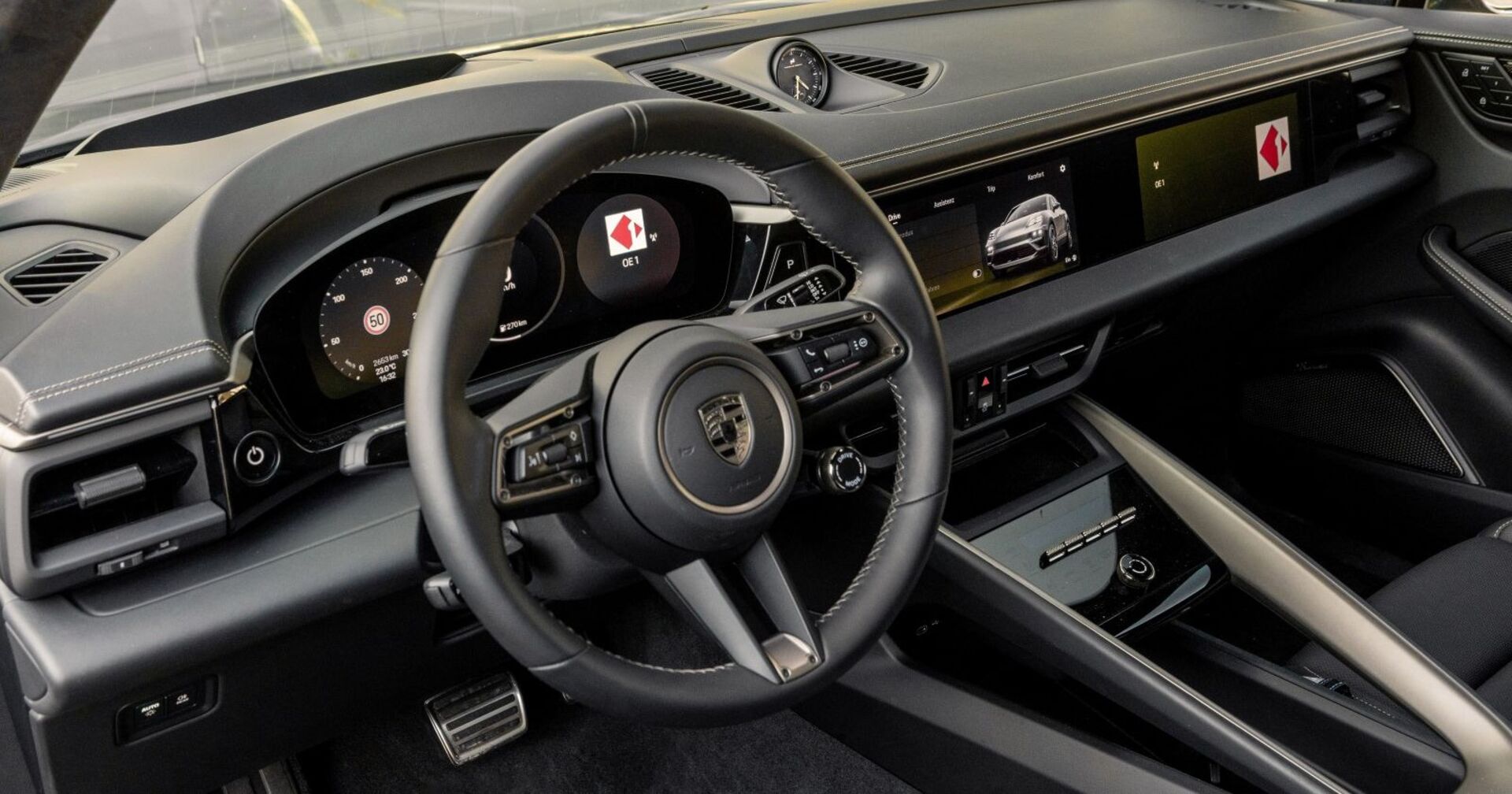 Das Innere des Porsche Macan: Zu sehen ist ein in schwarz gehalten Armaturenbrett und die kleinen Displays, die Fahren und Beifahrer zur Verfügung stehen.