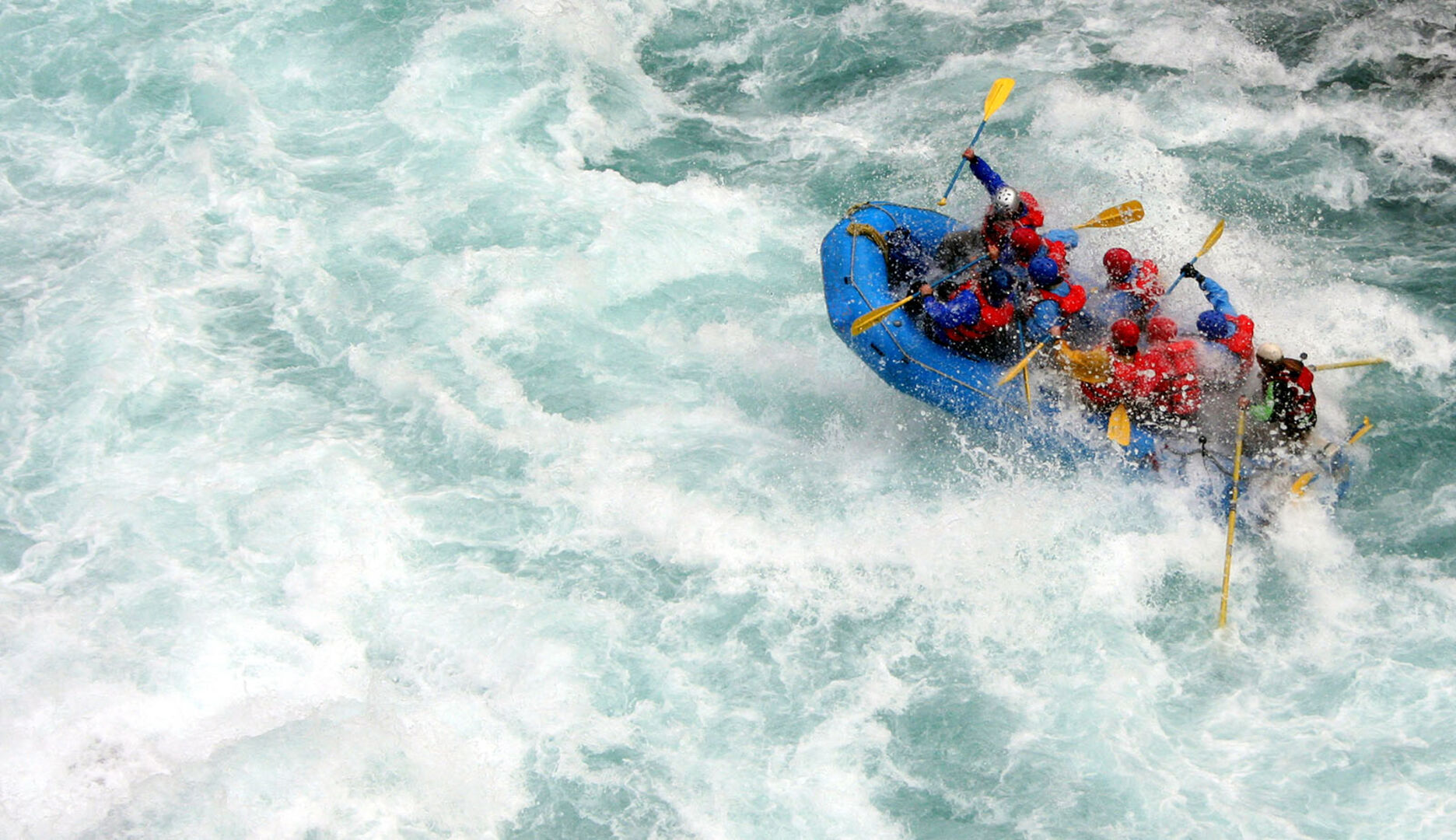 Gruppe beim Rafting | Credit: iStock.com/rodehi