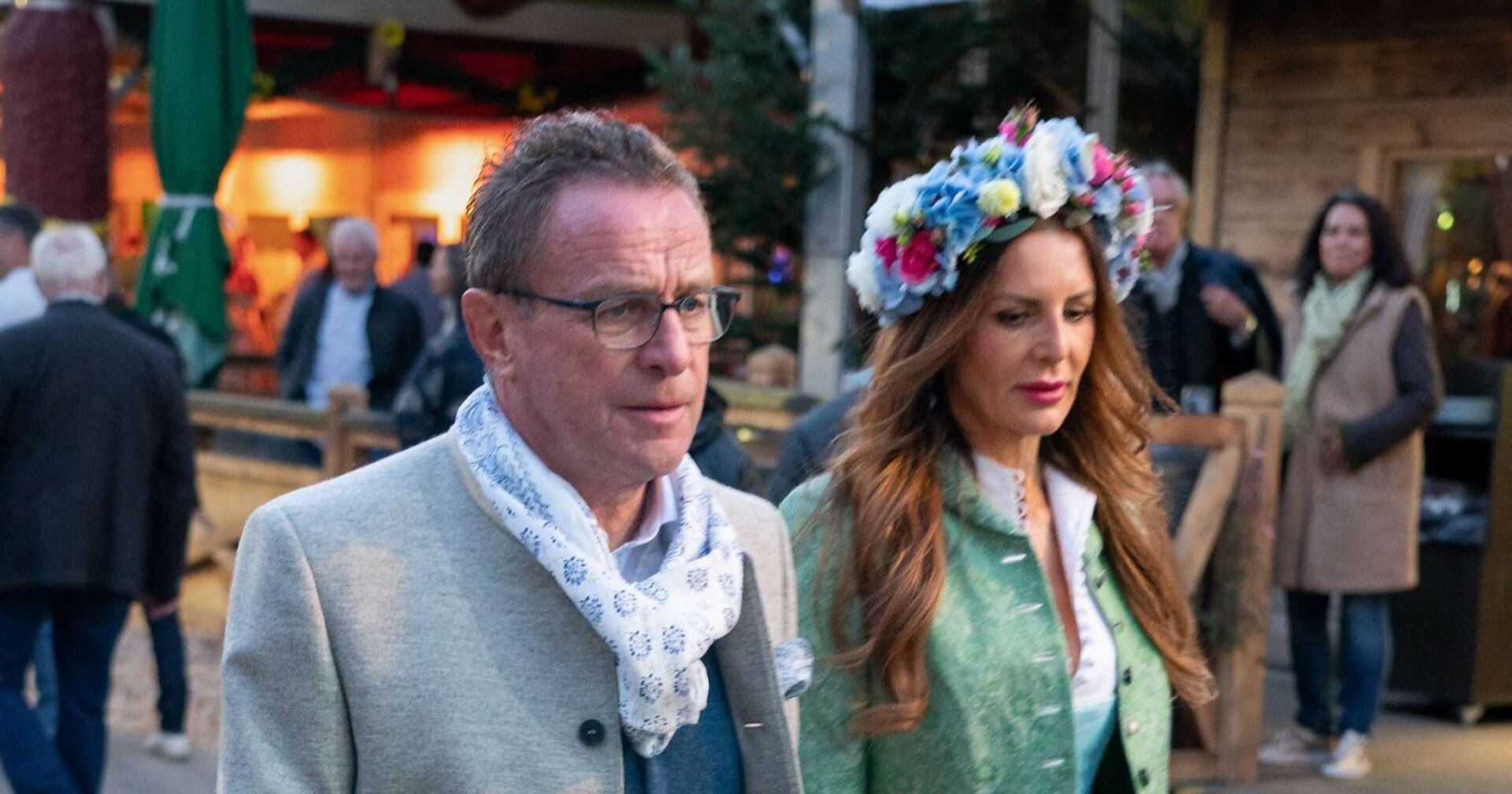 Ralf Ragnick mit geheimnisvoller Dame auf der Wiesn.