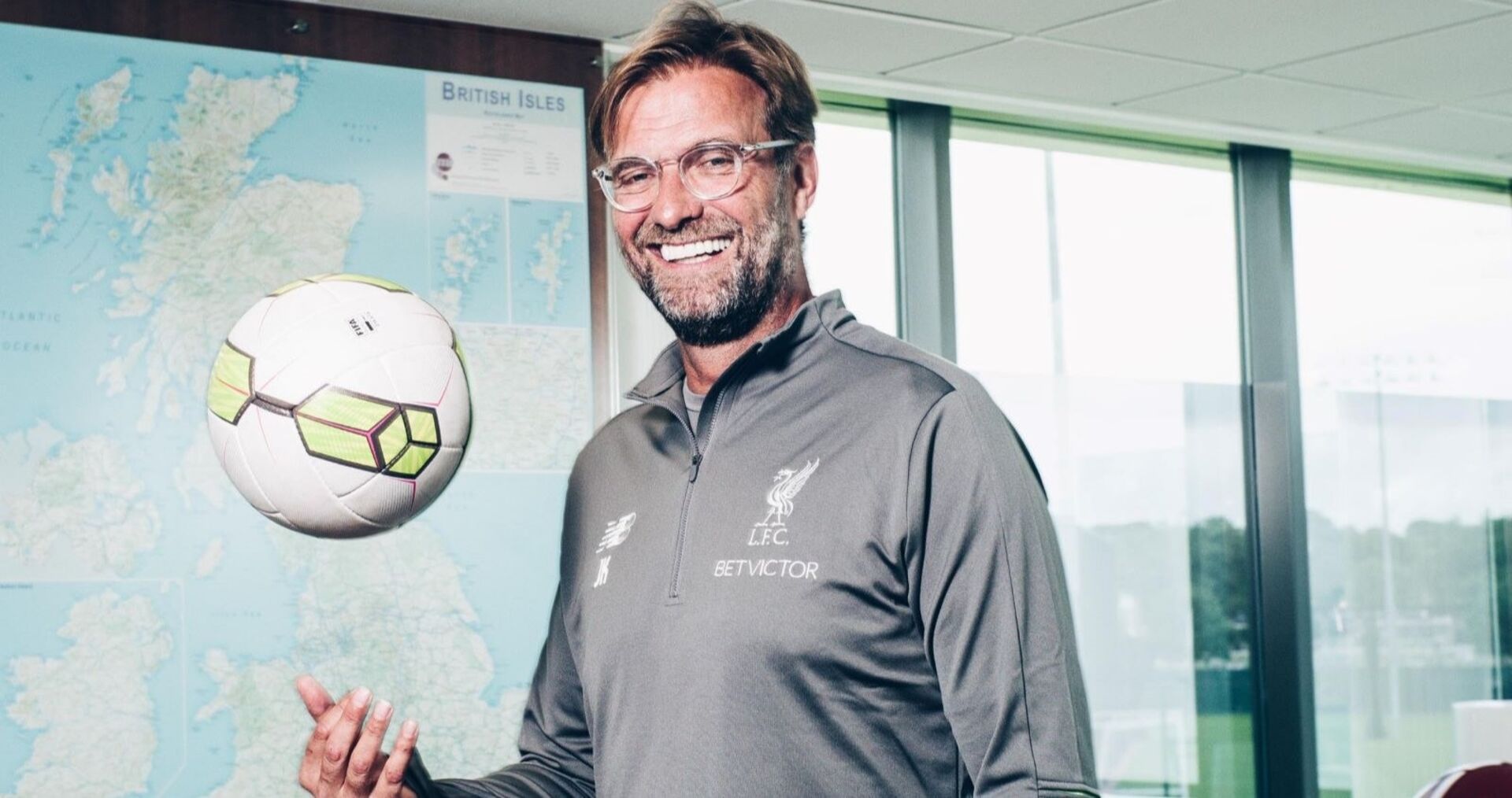 Jürgen Klopp mit einem Fußball.