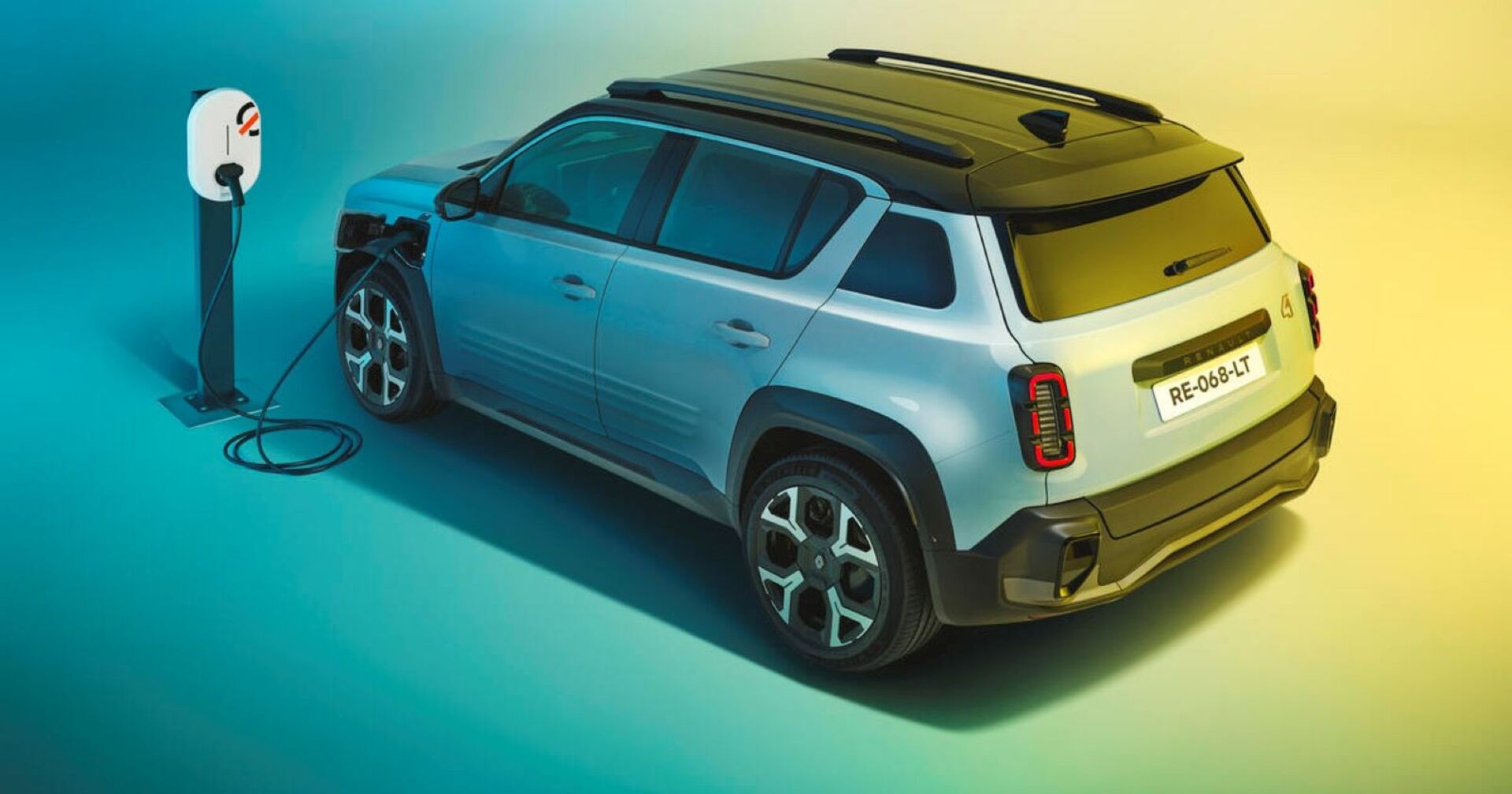 Ein hellblauer Renault R4 steht an einer E-Ladestation. Links vorne ist das Auto mit der weißen Ladenstation verbunden.