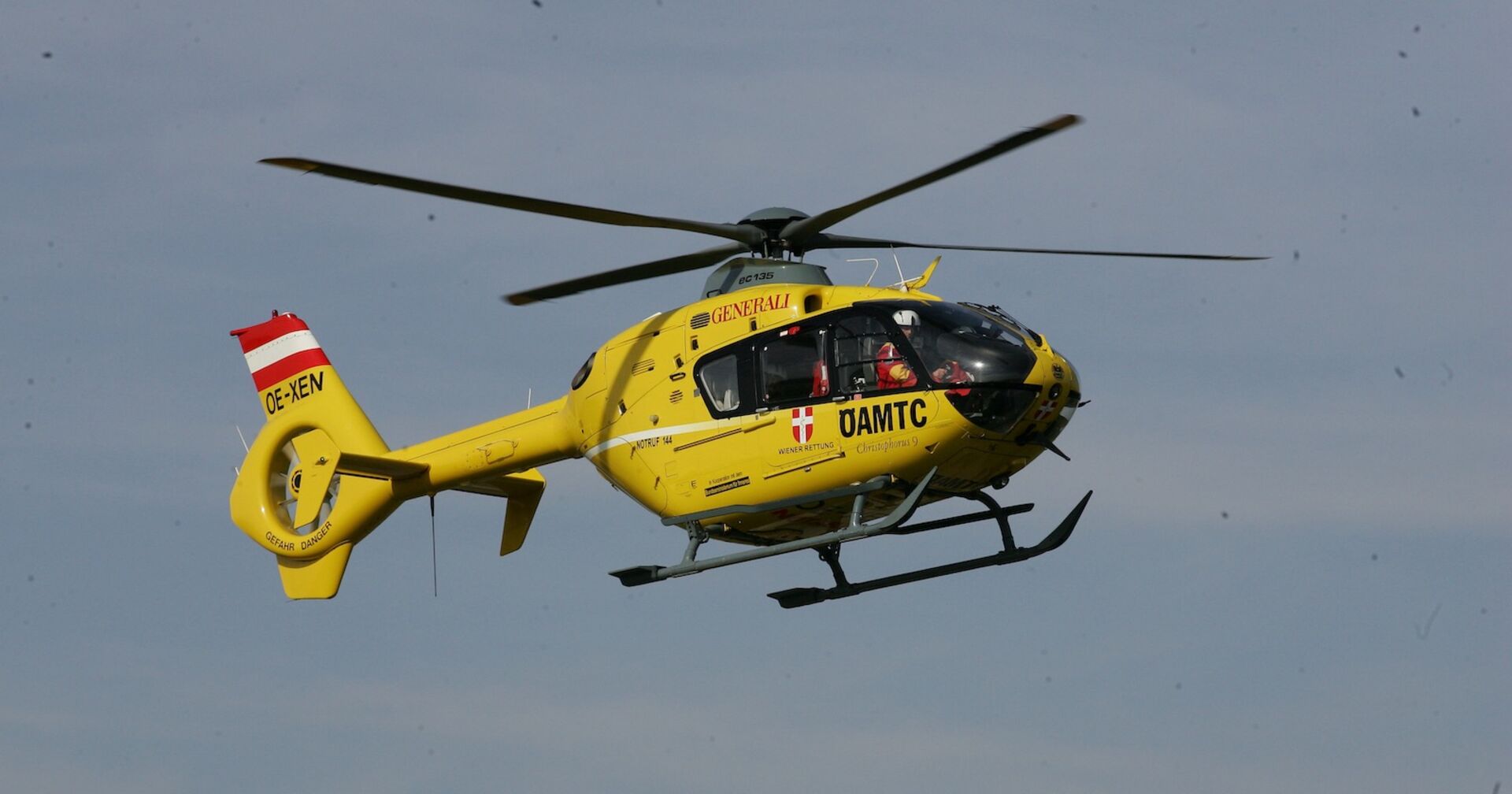 Gelber ÖAMTC-Hubschrauber im Einsatz.